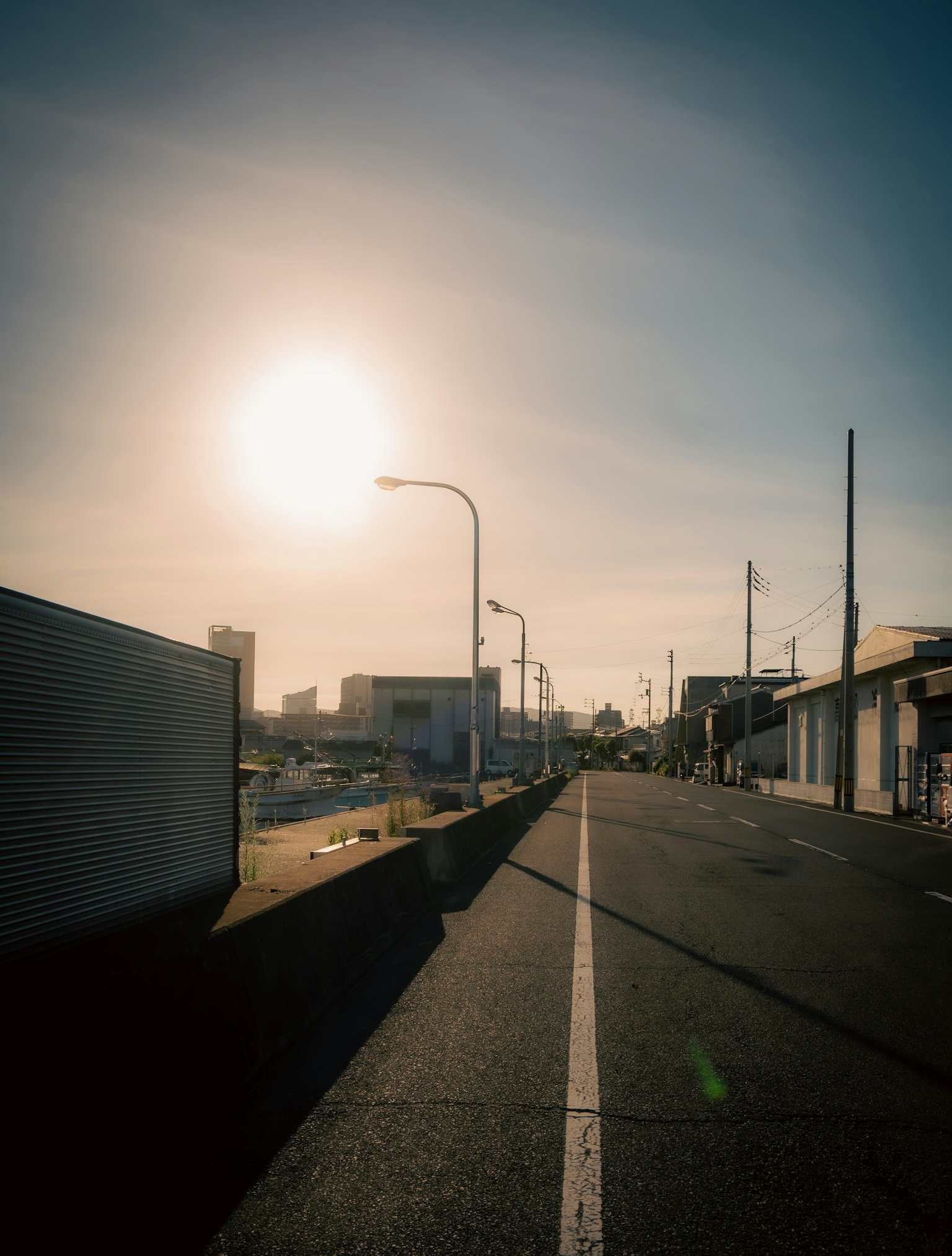 宁静的街道与夕阳和建筑在蓝天下