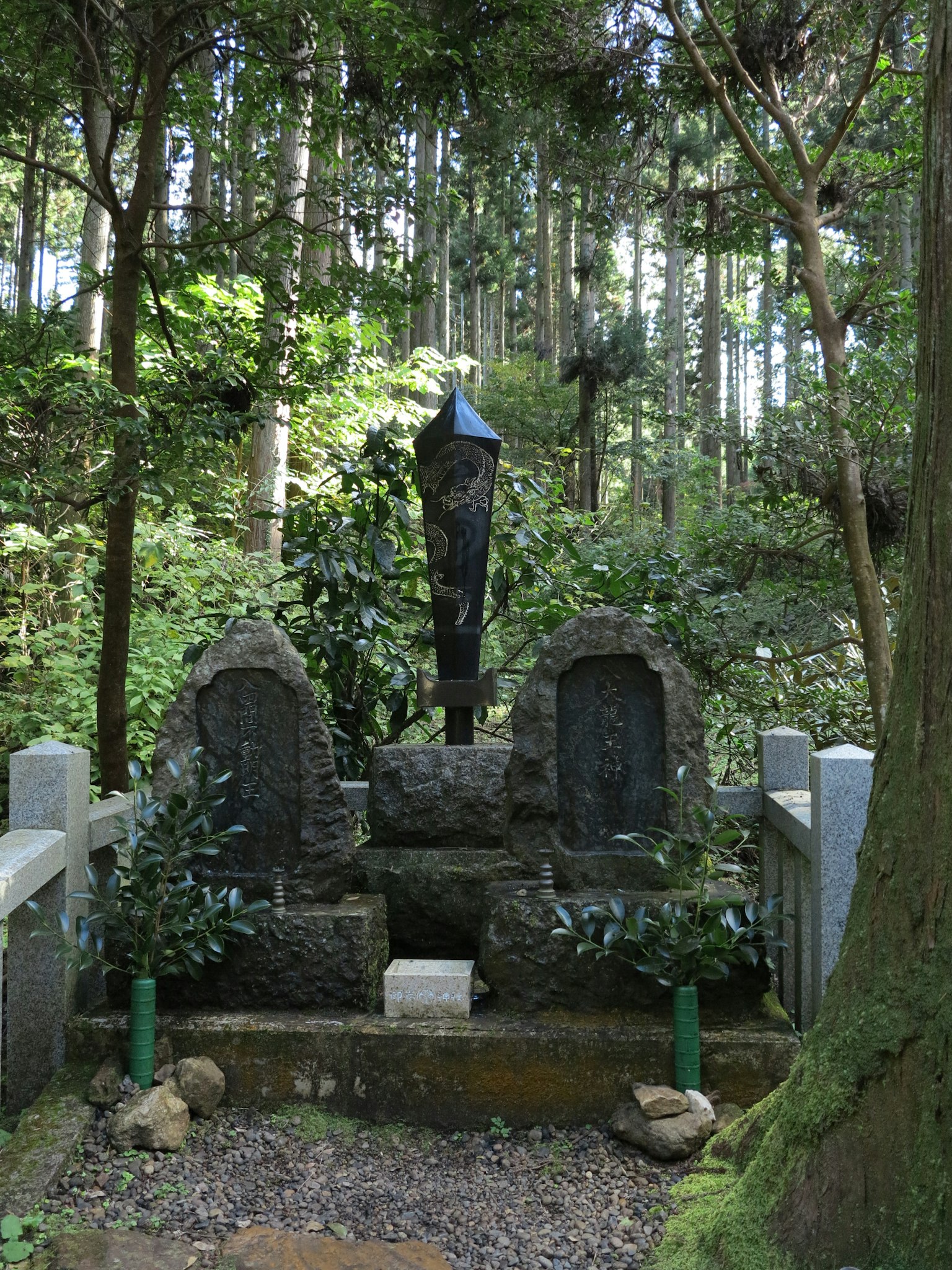 Une scène de cimetière sereine dans une forêt avec des monuments en pierre et de la verdure