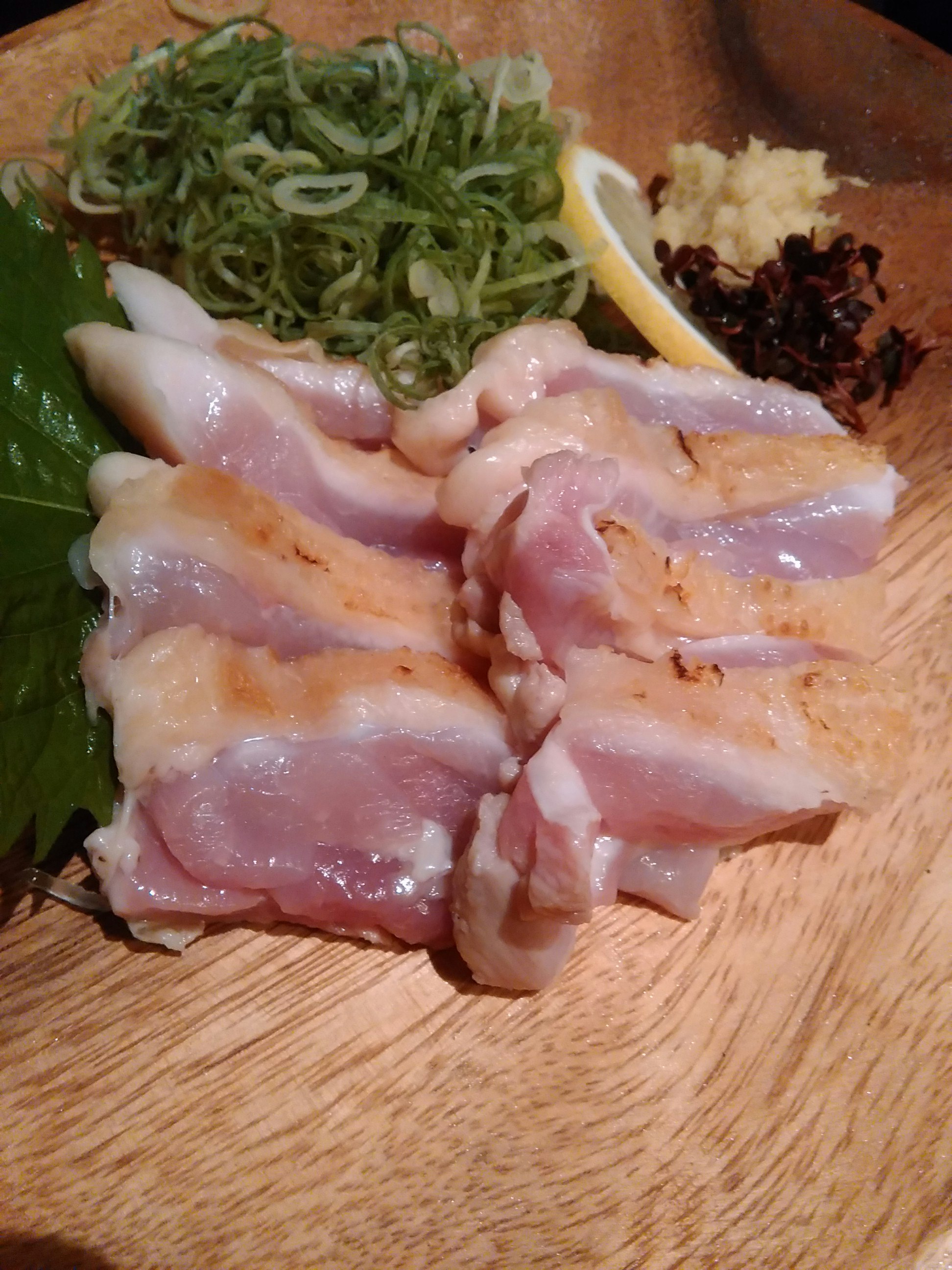 木のまな板の上の豚バラ肉の切り身