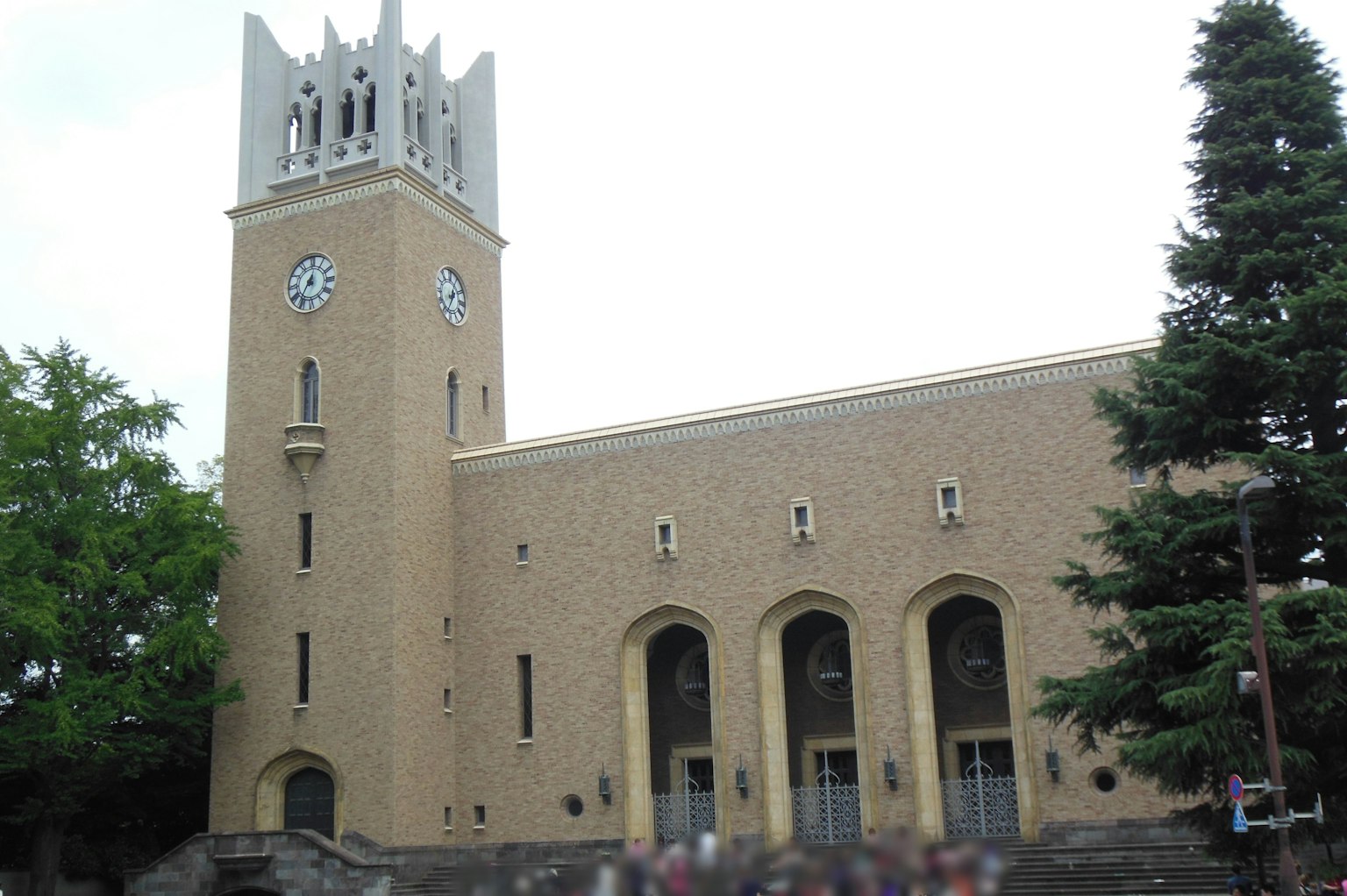 Edificio in mattoni con un orologio e un ingresso di chiesa
