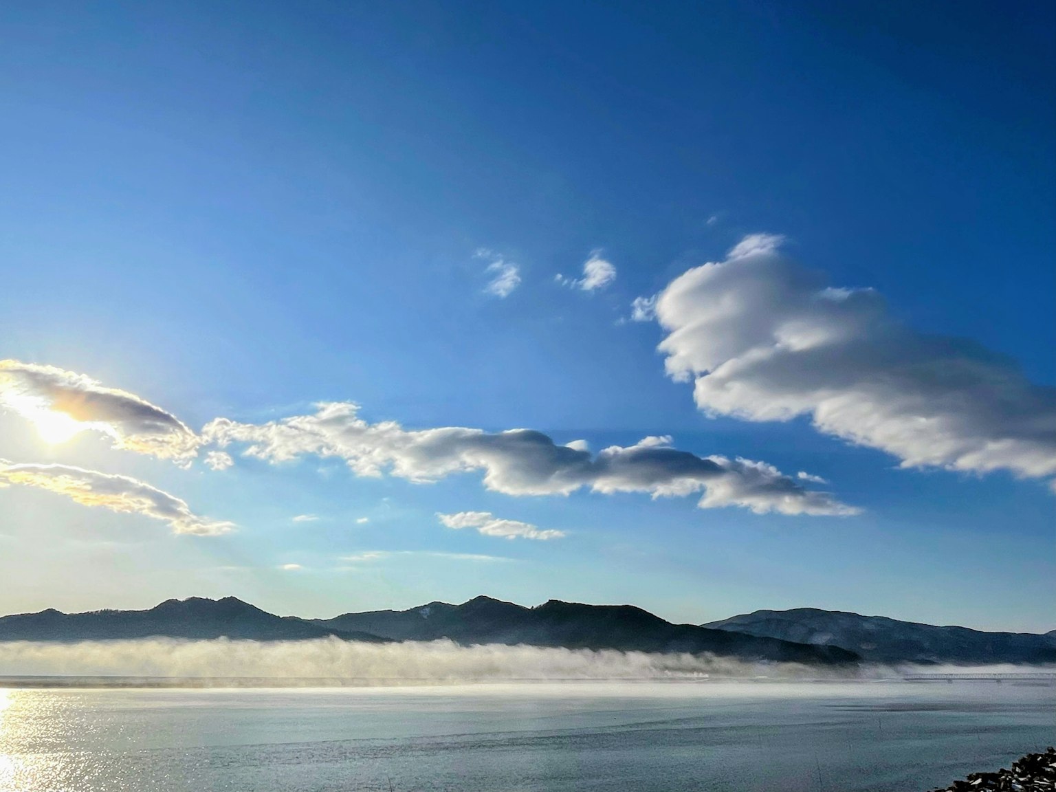 宁静的风景有蓝天和白云山脉和宁静的水面