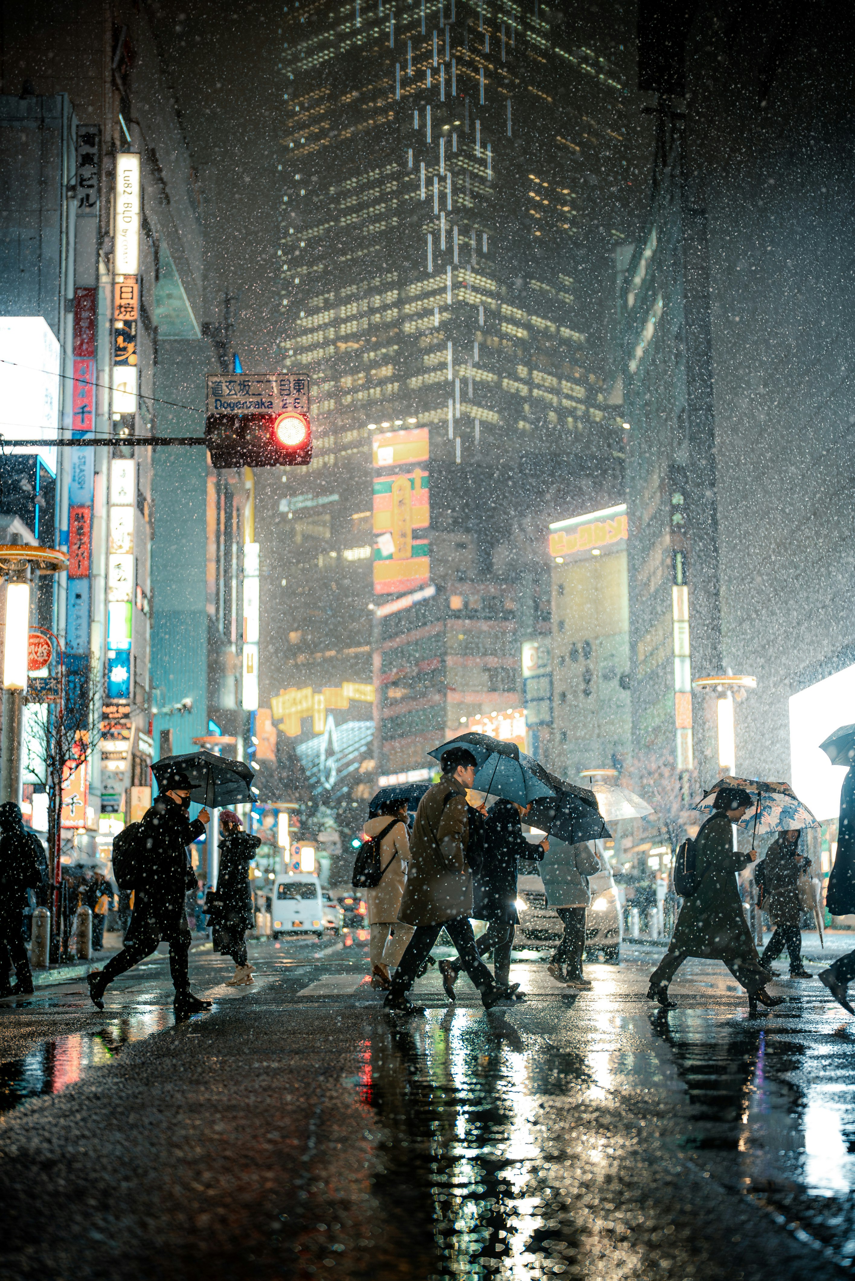 雨夜城市街道上行走的人群
