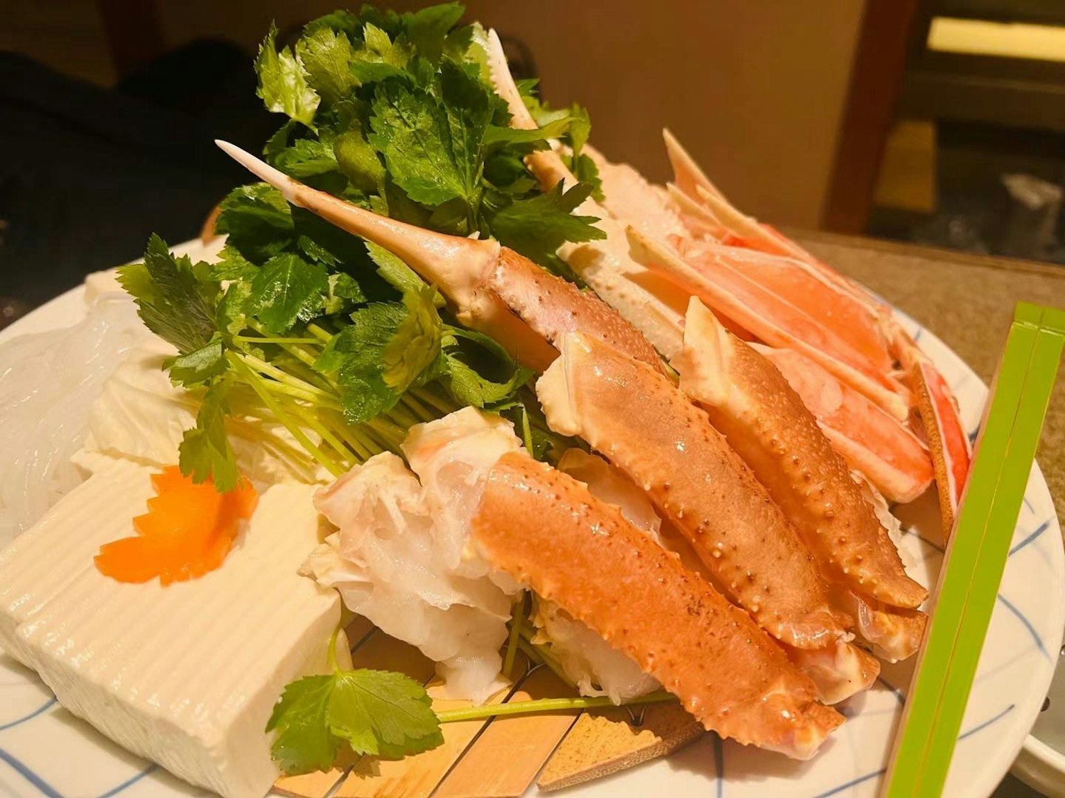 Arrangement de pattes de crabe frais avec de la coriandre et du tofu