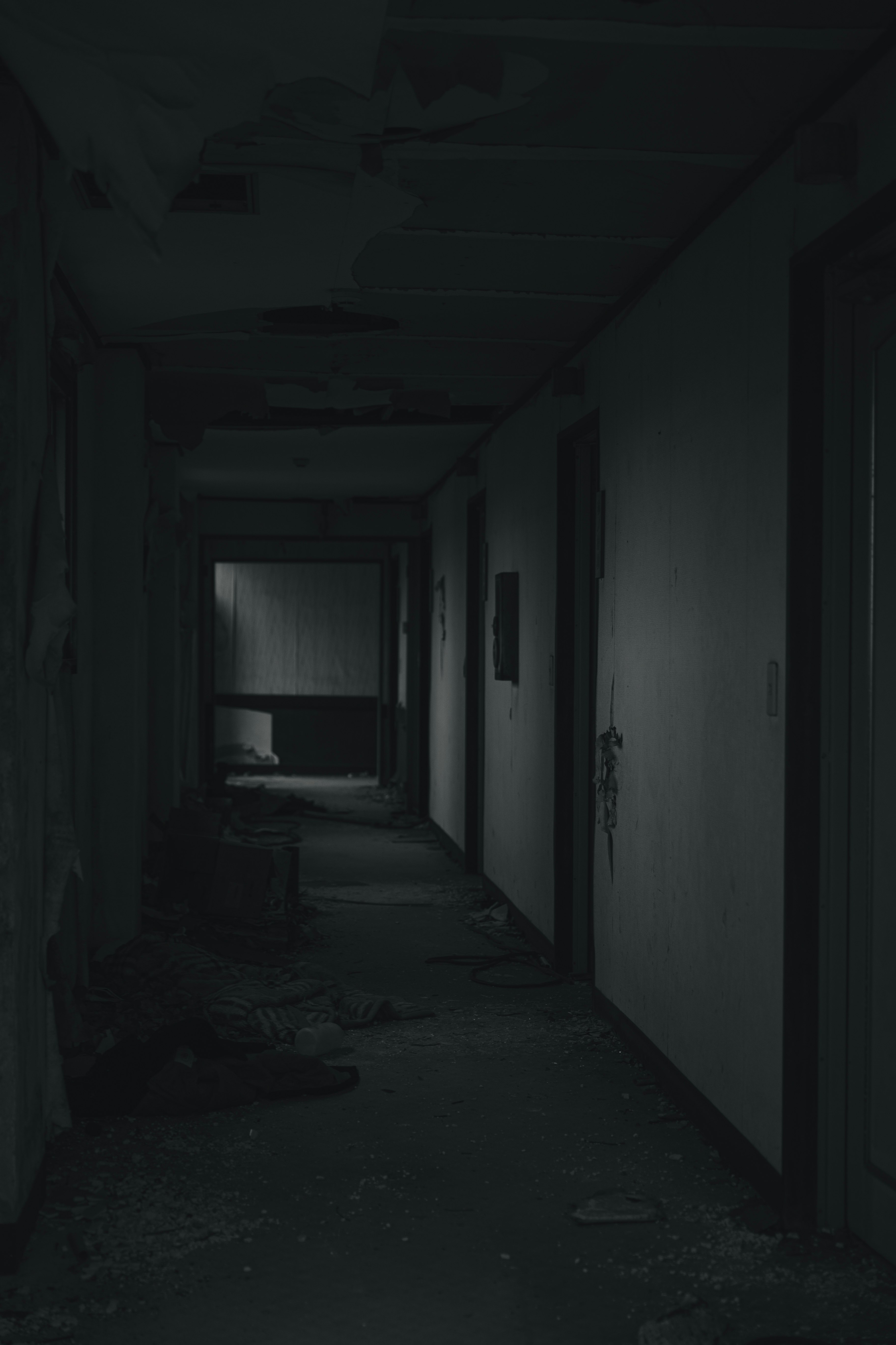 昏暗走廊向深处延伸的透视