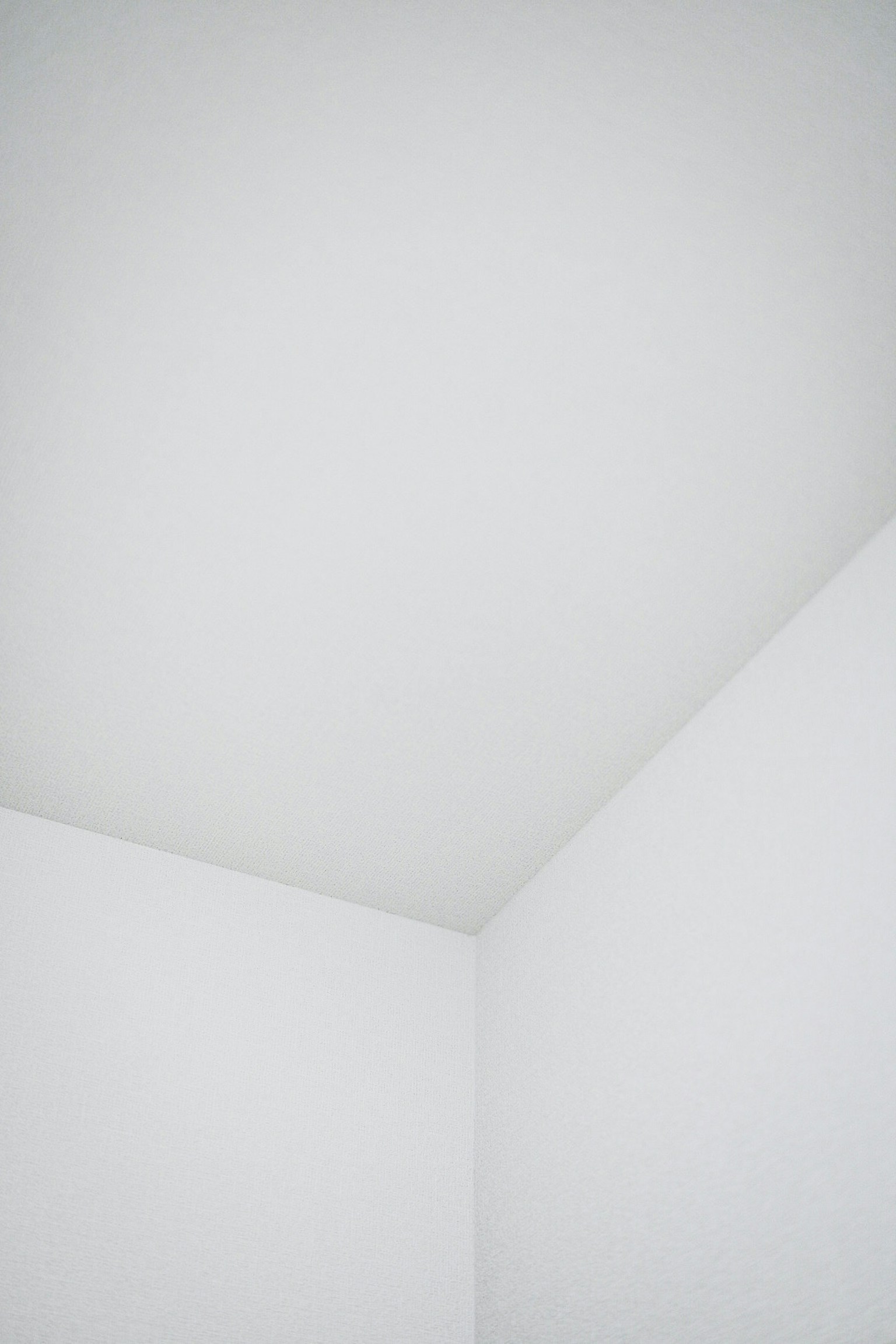 Einfaches Bild einer weißen Wand- und Decken-Ecke