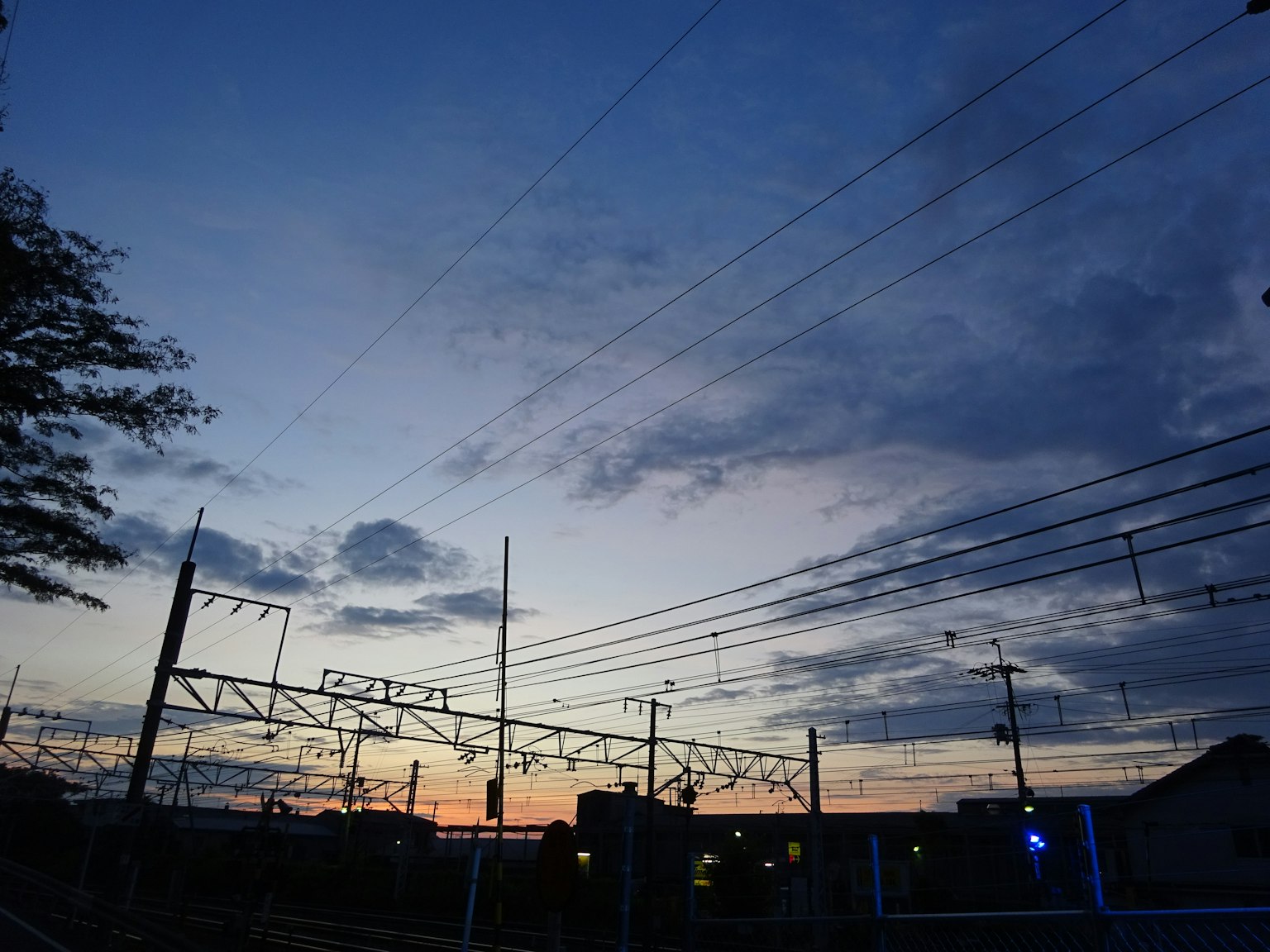 夕焼けが広がる空と鉄道の線路が見える風景