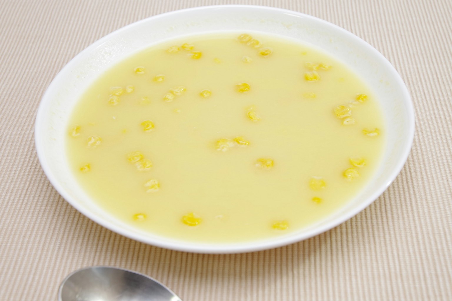 Soupe crémeuse servie dans un bol blanc
