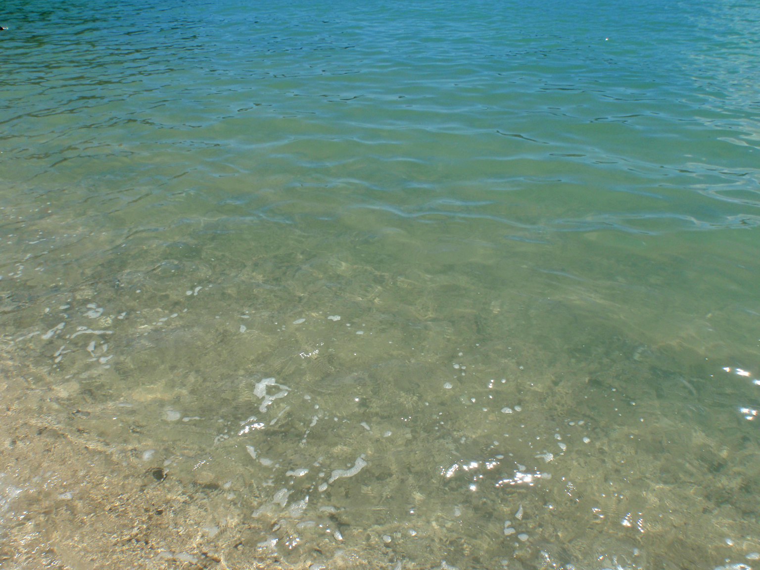 Superficie d'acqua chiara di un paesaggio oceanico blu