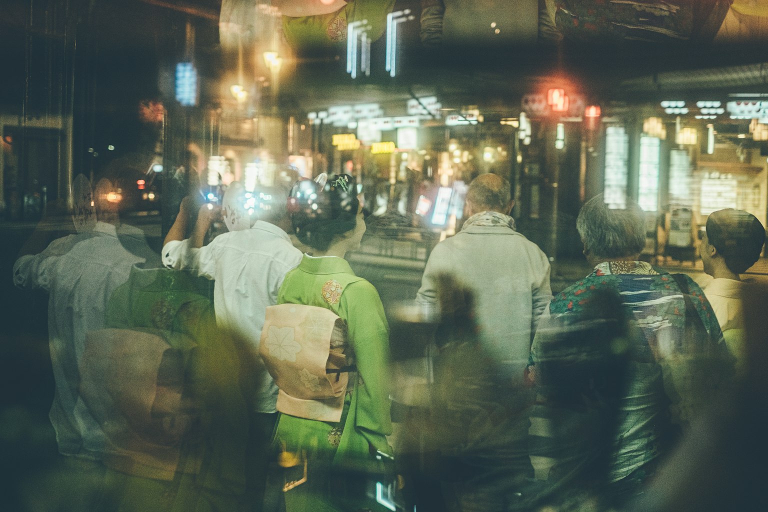 Cảnh mọi người tụ tập trong thành phố vào ban đêm nền mờ với ánh sáng rực rỡ