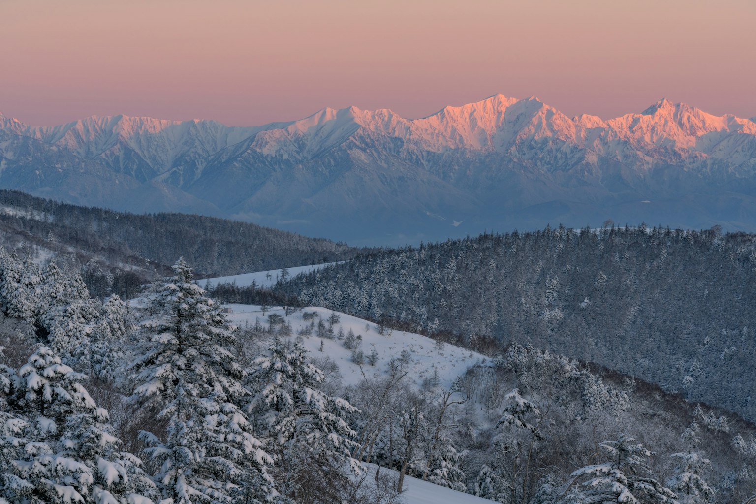雪覆盖的山脉和黄昏天空的美丽景观