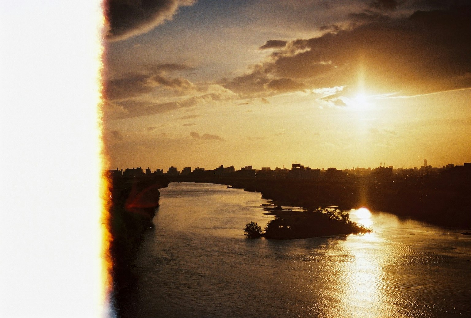 美麗的風景，夕陽映照在河面上