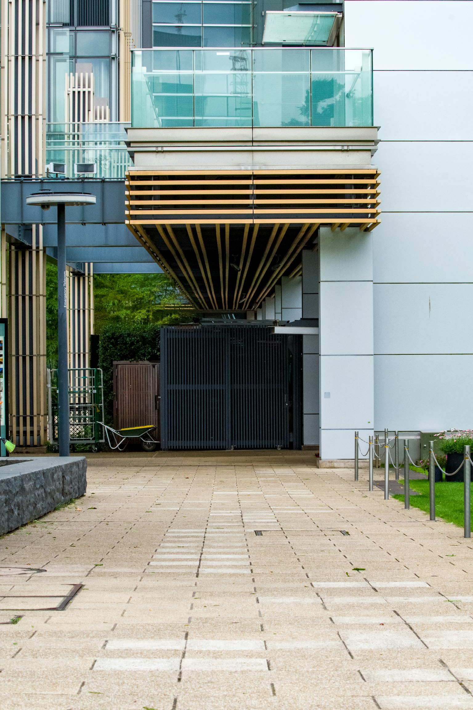 Ngoại thất của một tòa nhà hiện đại với ban công bằng gỗ và cửa đen lớn