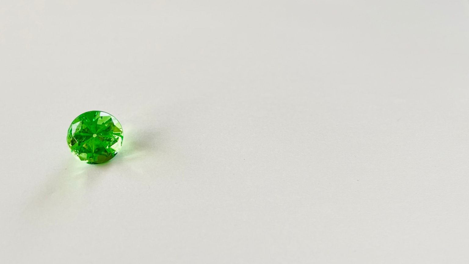 Ein grüner Edelstein auf einem weißen Hintergrund