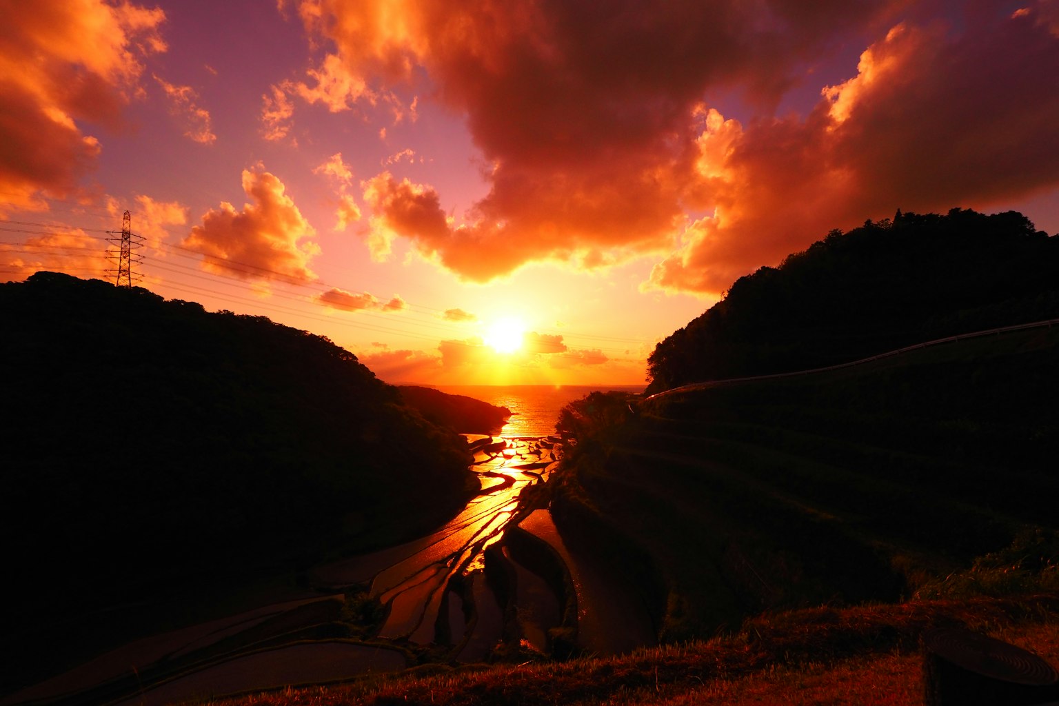 Un magnifique coucher de soleil entre les montagnes avec des couleurs vives