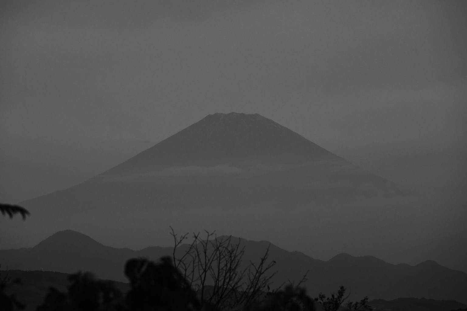 Silueta de una montaña en un paisaje en blanco y negro