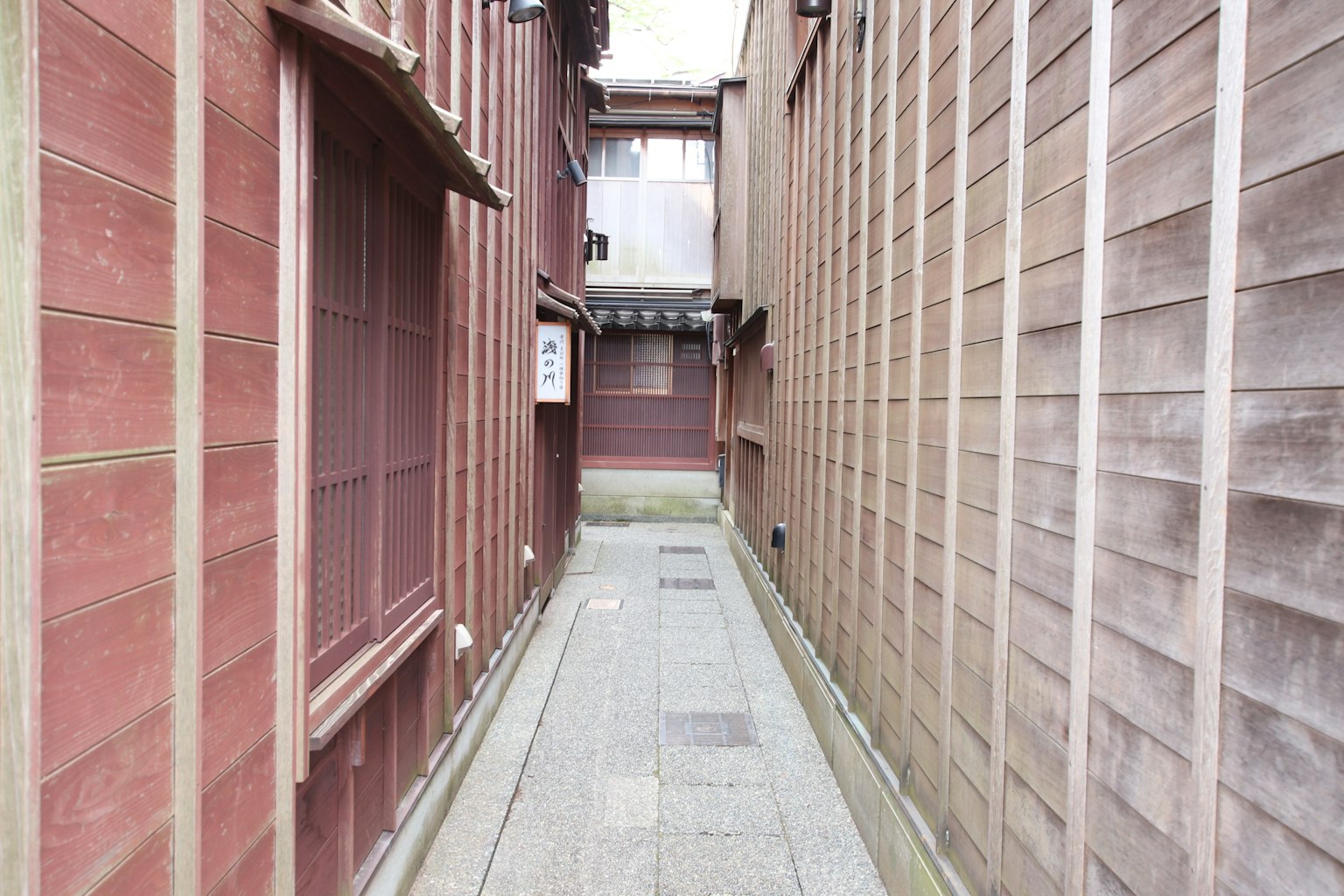 Jalan sempit yang dikelilingi bangunan kayu