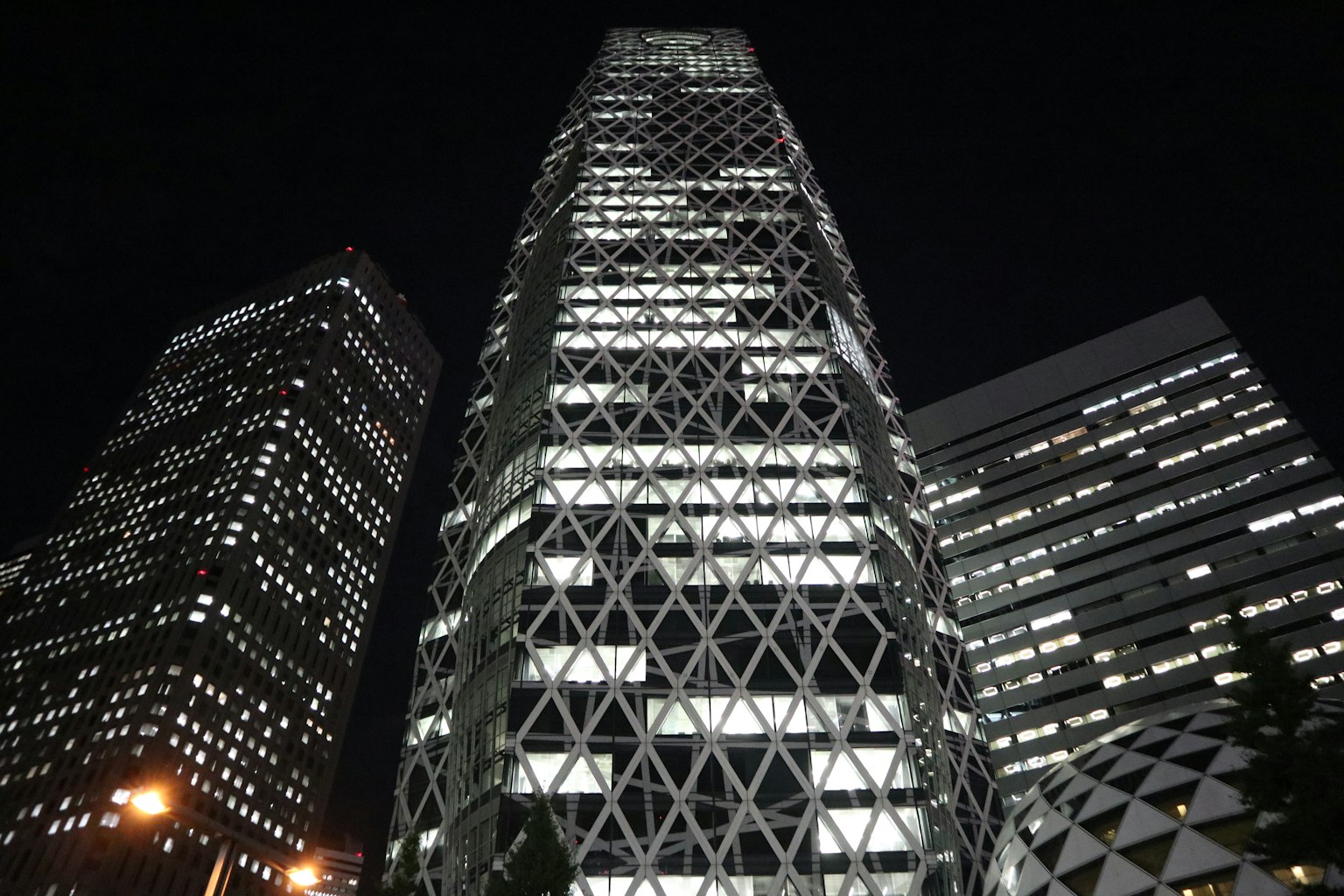Vista nocturna de los rascacielos de Shinjuku con diseño arquitectónico complejo