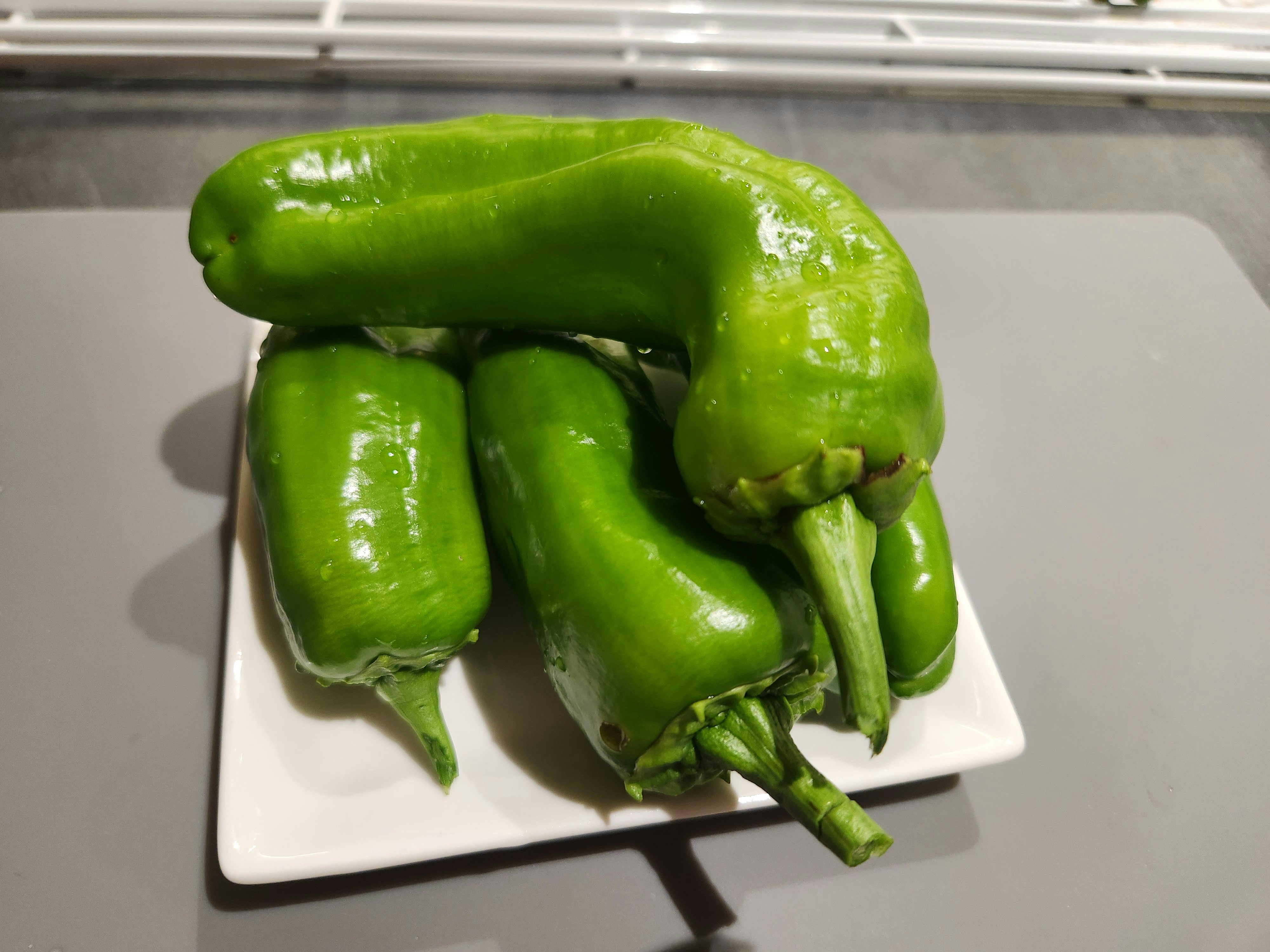 盤子裡的青辣椒特寫