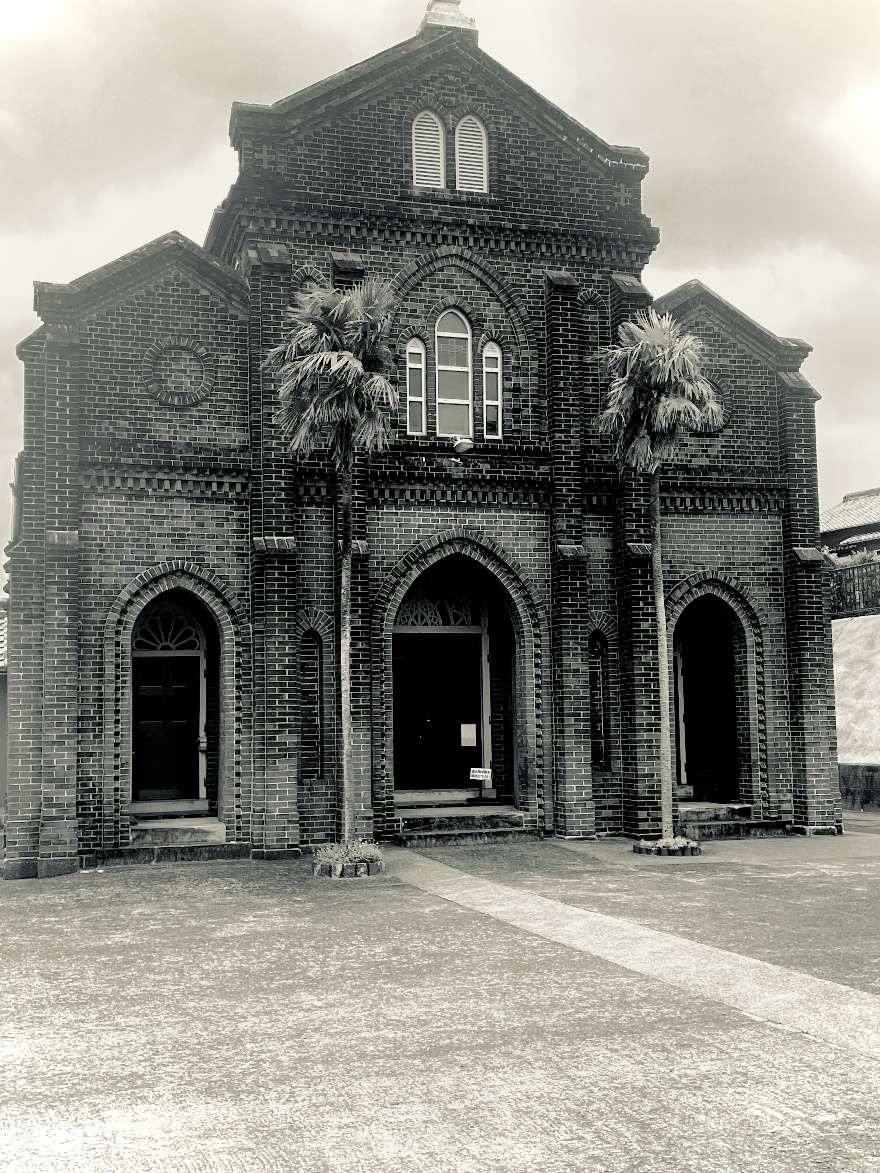 fachada exterior de una iglesia de ladrillo estilo retro