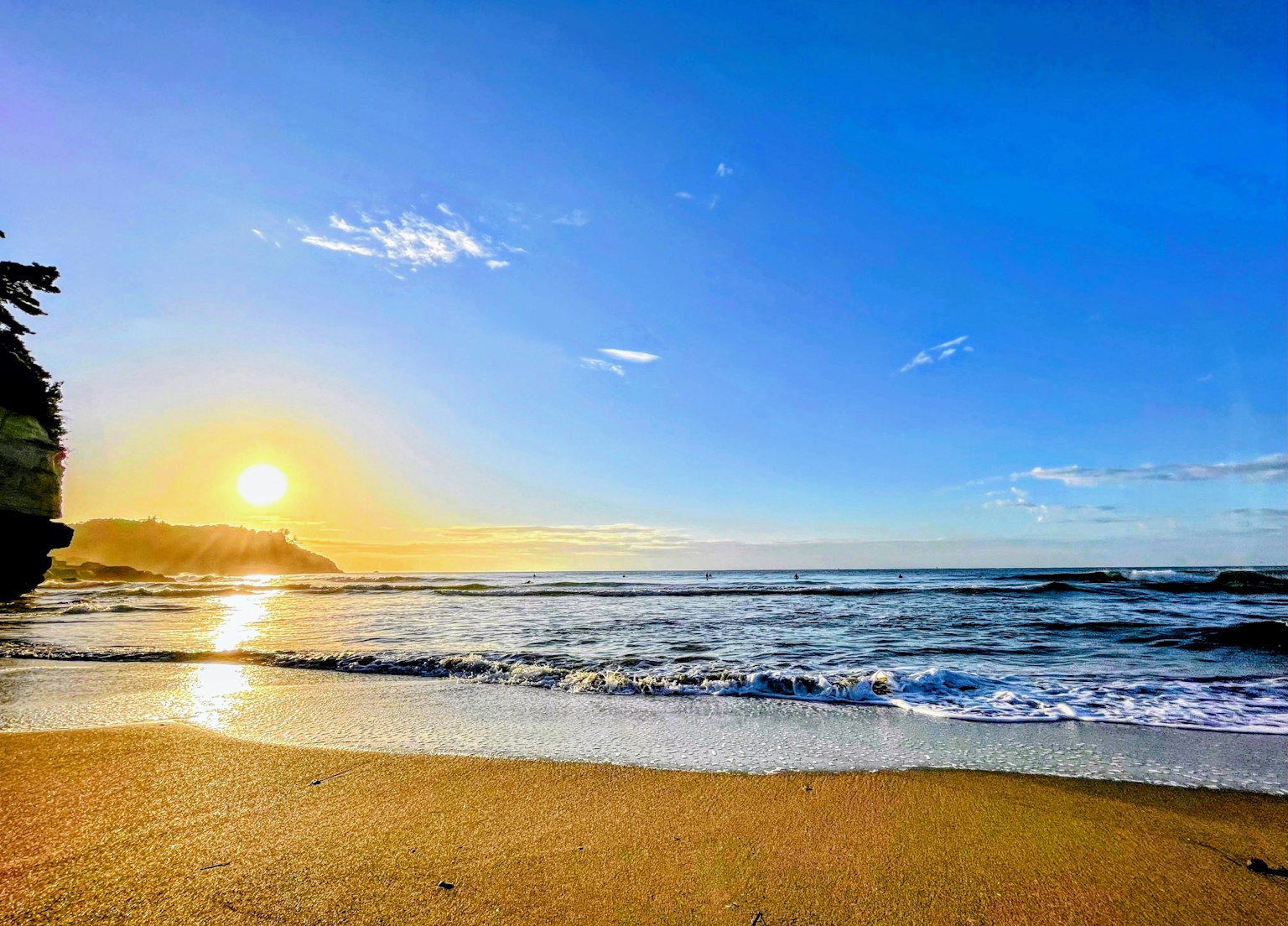 Hermoso atardecer en la playa con cielo azul