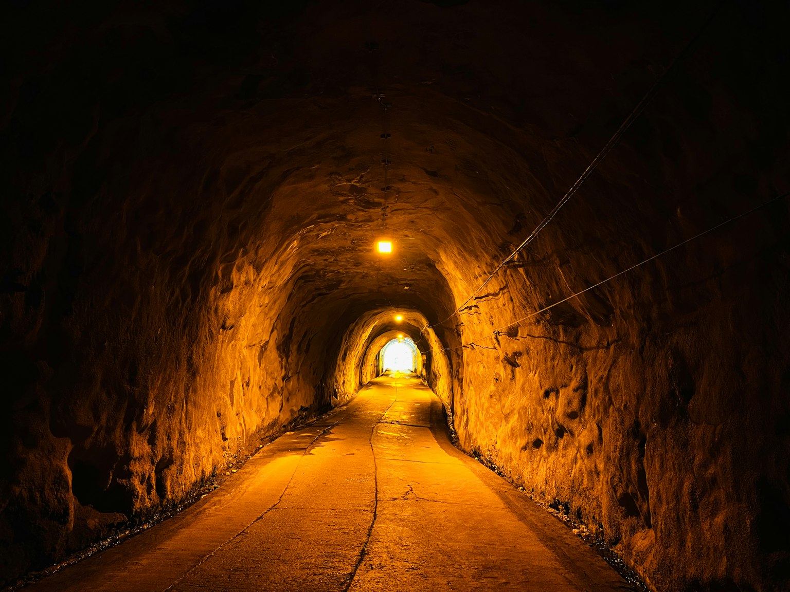Un tunnel buio con una luce brillante alla fine