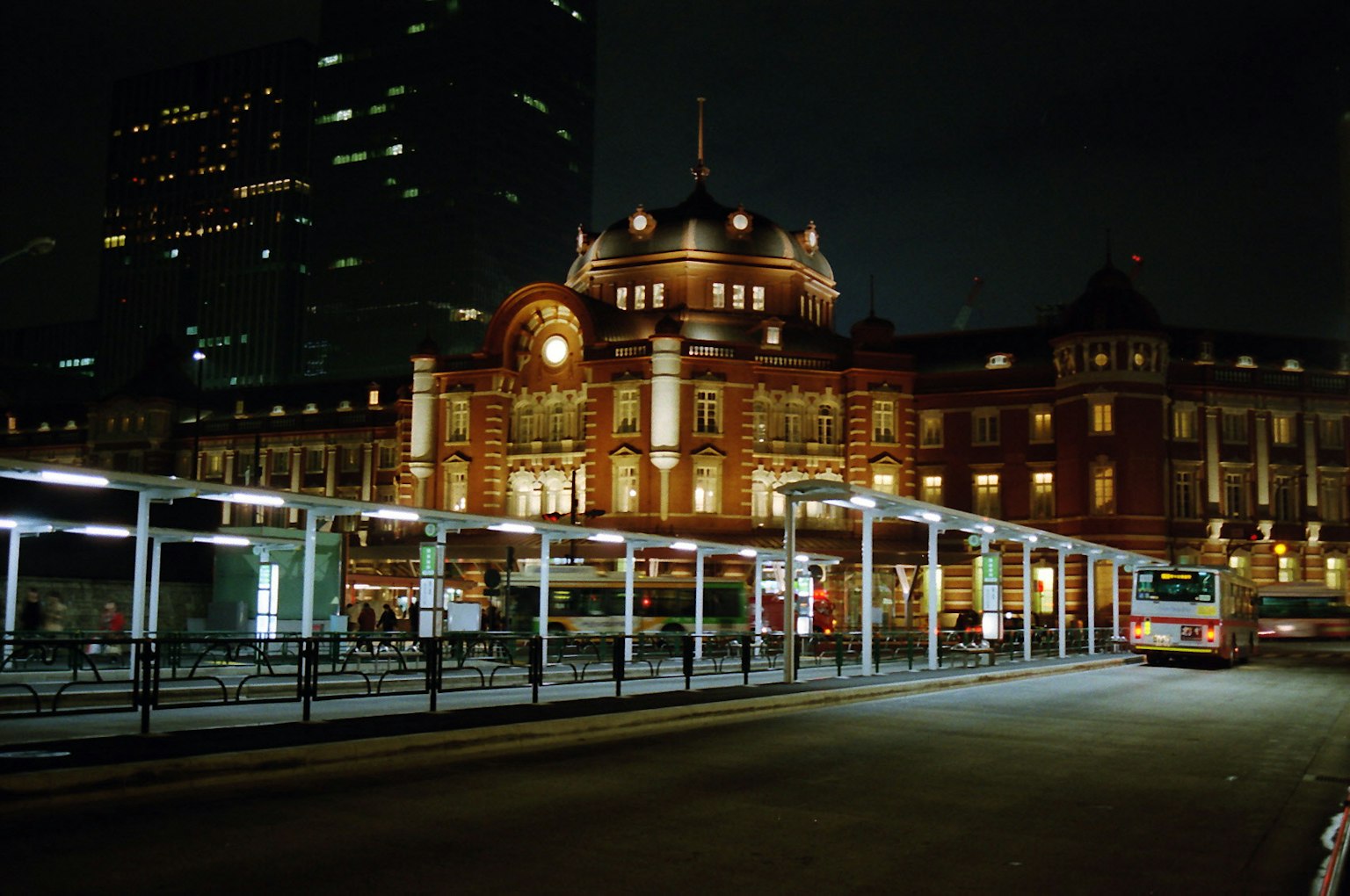 東京駅の夜景 鮮やかな建物と現代的なビルが共存