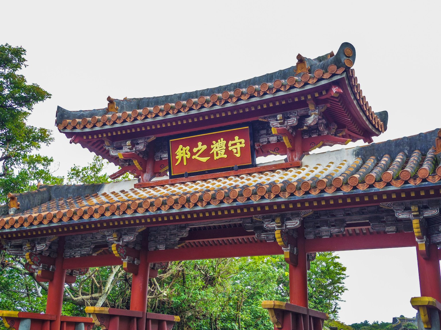 傳統紅色大門，裝飾華麗的屋頂和漢字