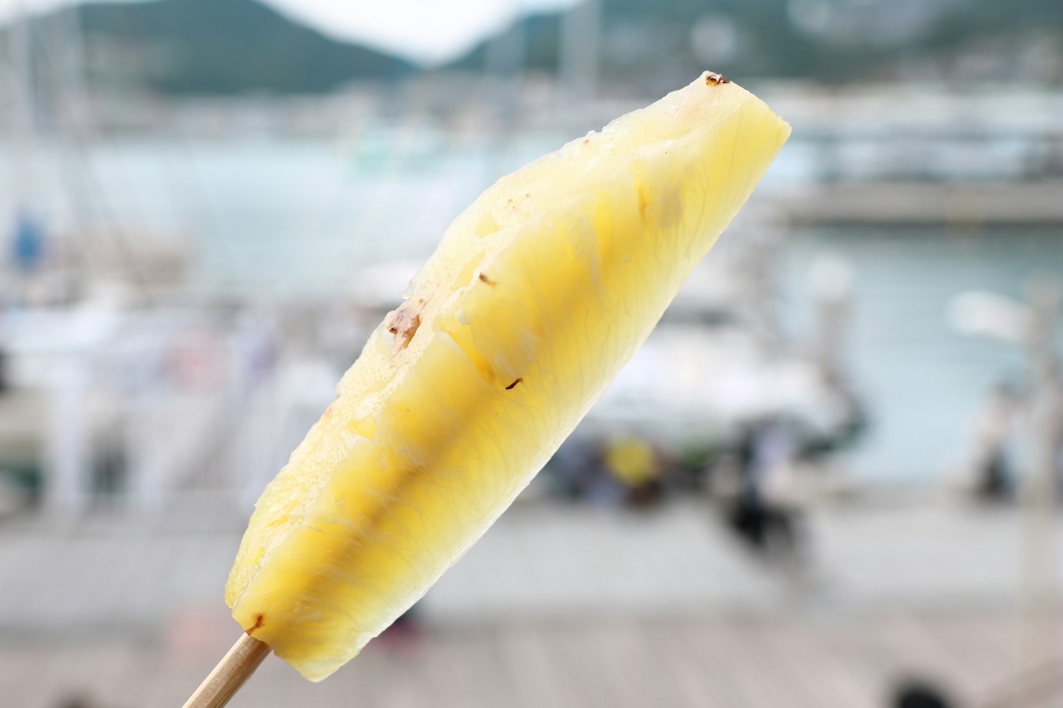 Banane grillée sur un bâton avec un fond de marina