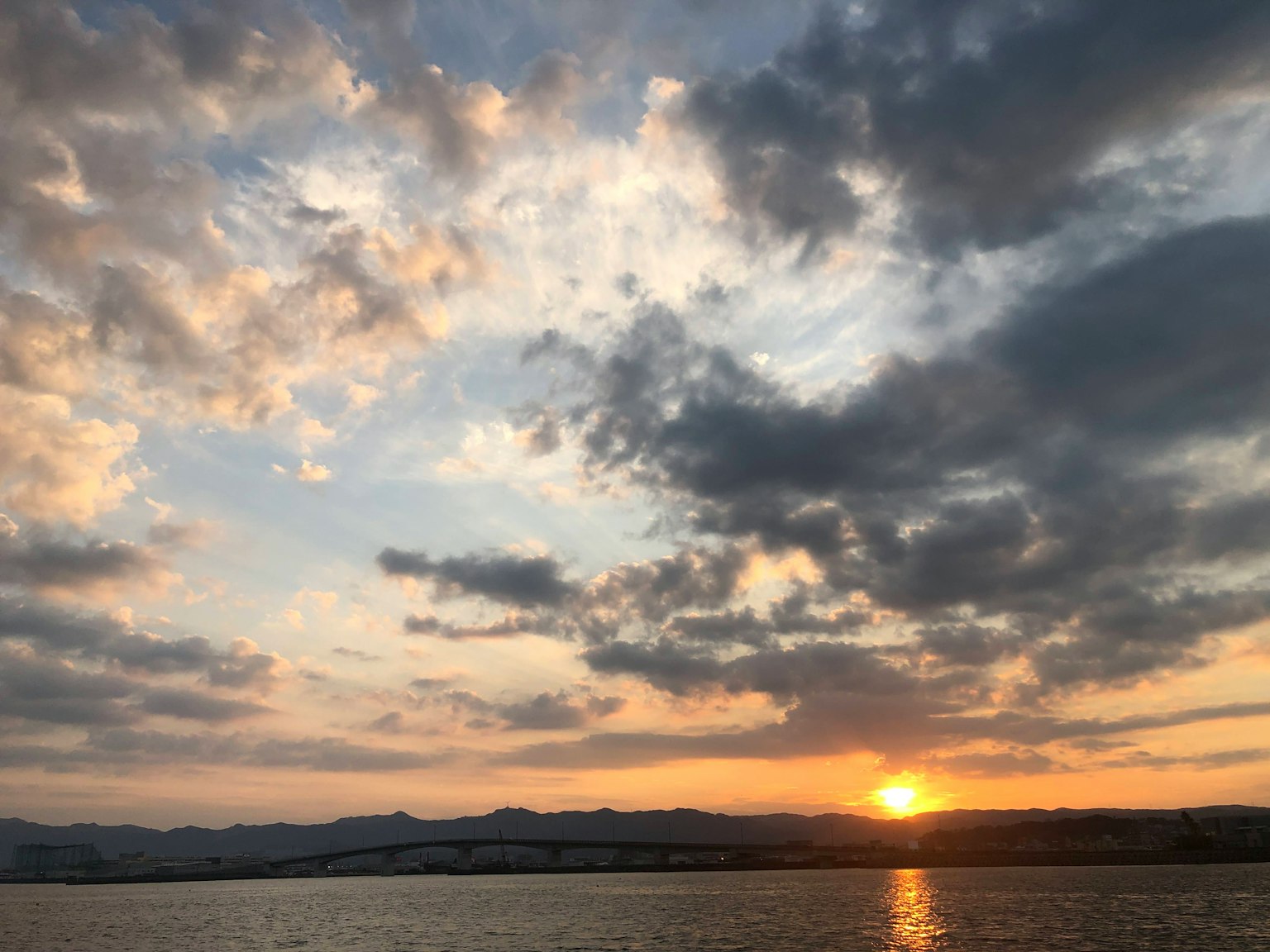 美麗的海上日落和雲朵