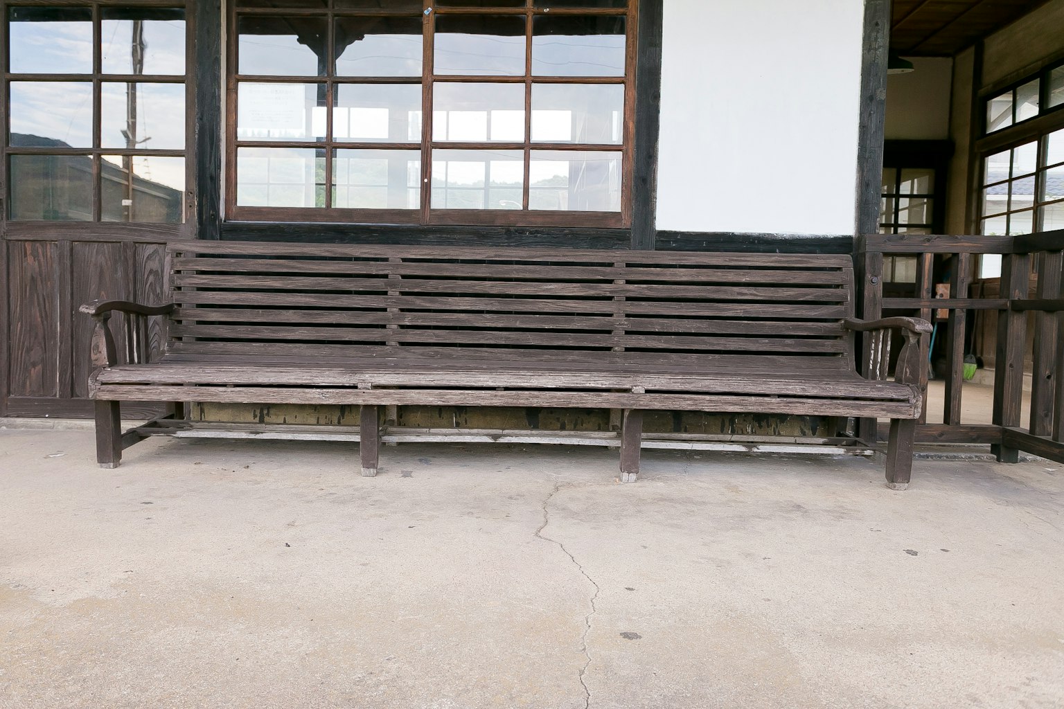 Exterior de un edificio antiguo con un banco de madera