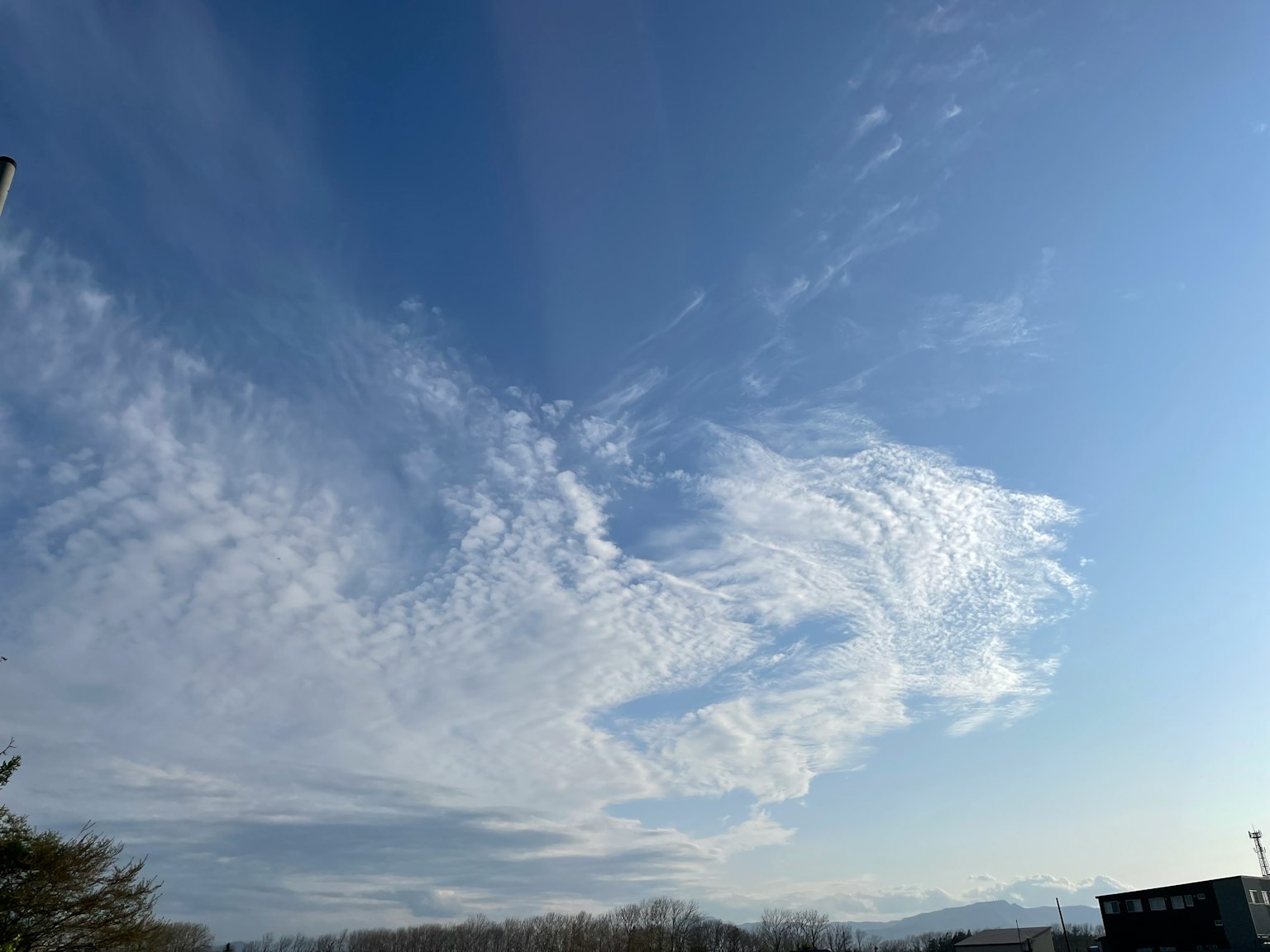 Cielo azul con nubes blancas extendiéndose por la escena
