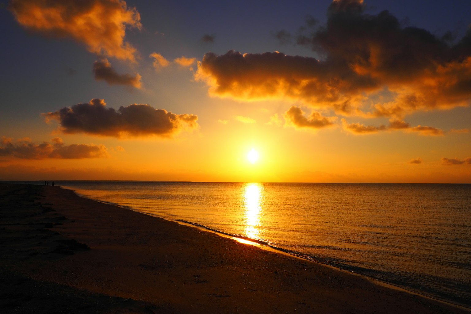 Schöne Landschaft des Sonnenuntergangs über dem Meer