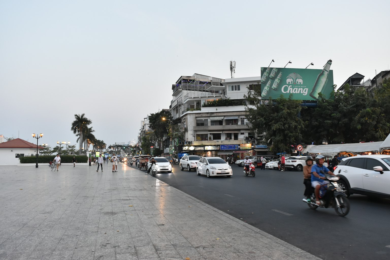 海濱道路上有汽車和摩托車的街景