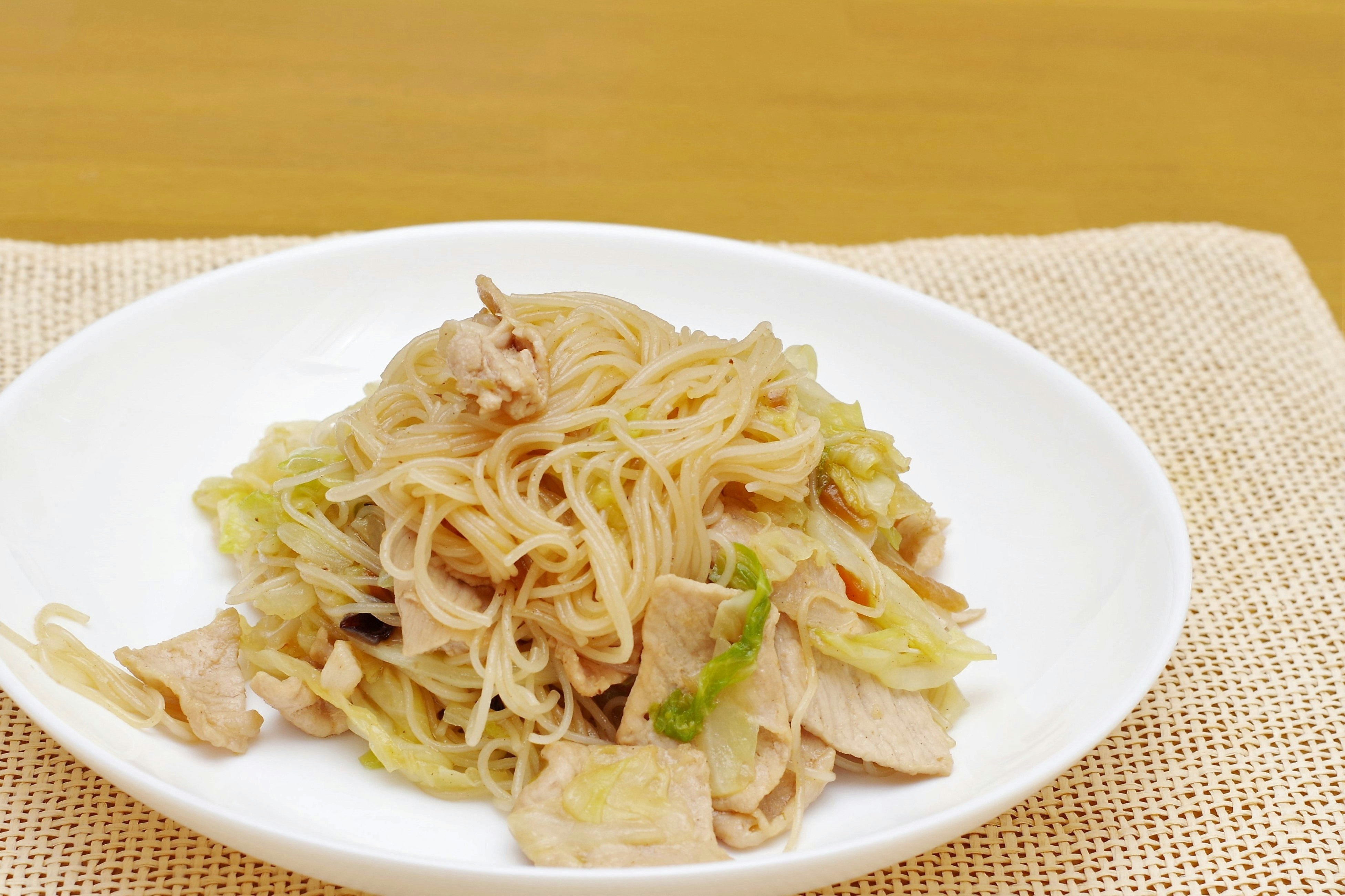 piring pasta dengan ayam