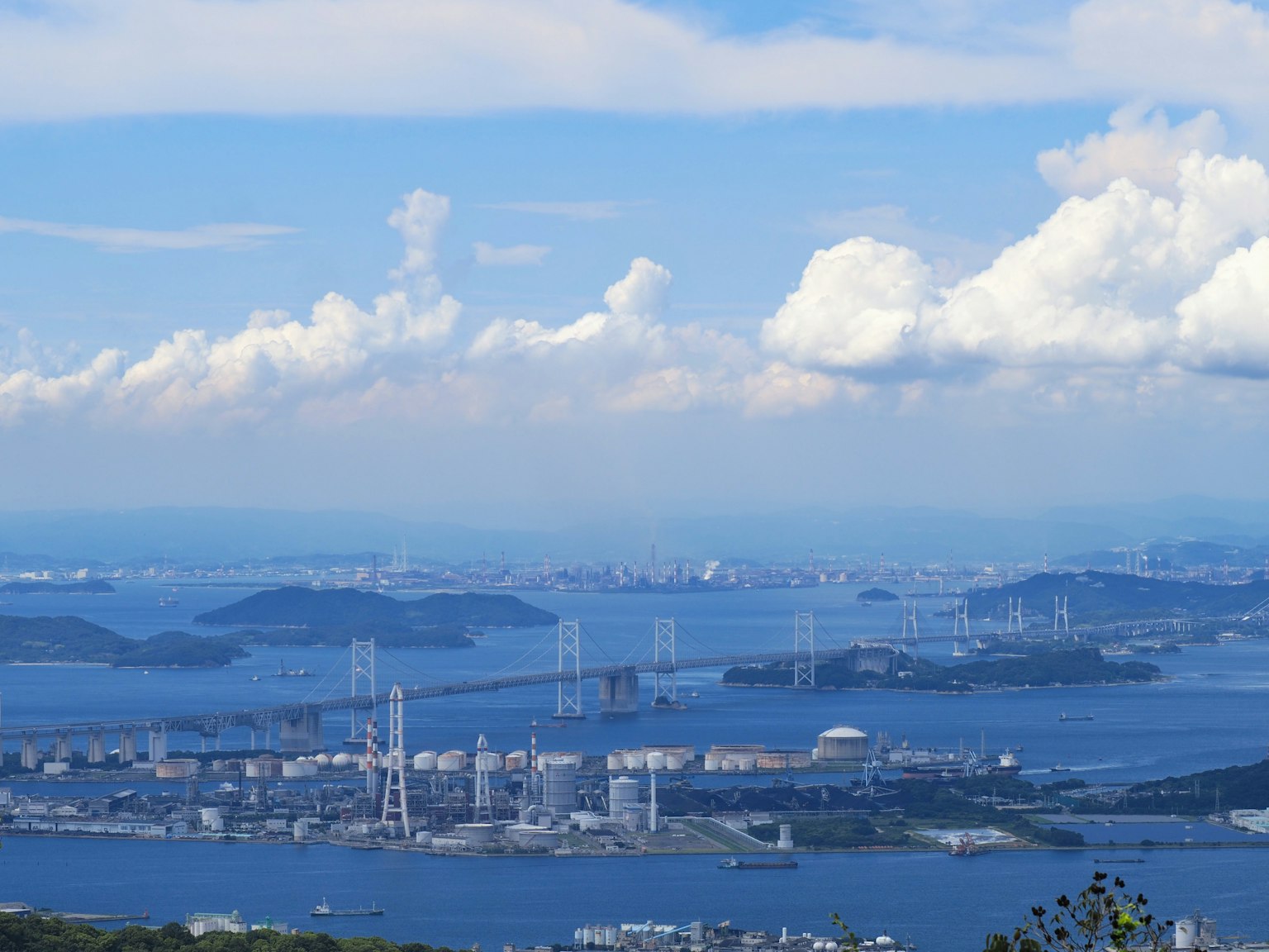 Une belle vue de la mer et du ciel bleus avec des ponts et des îles