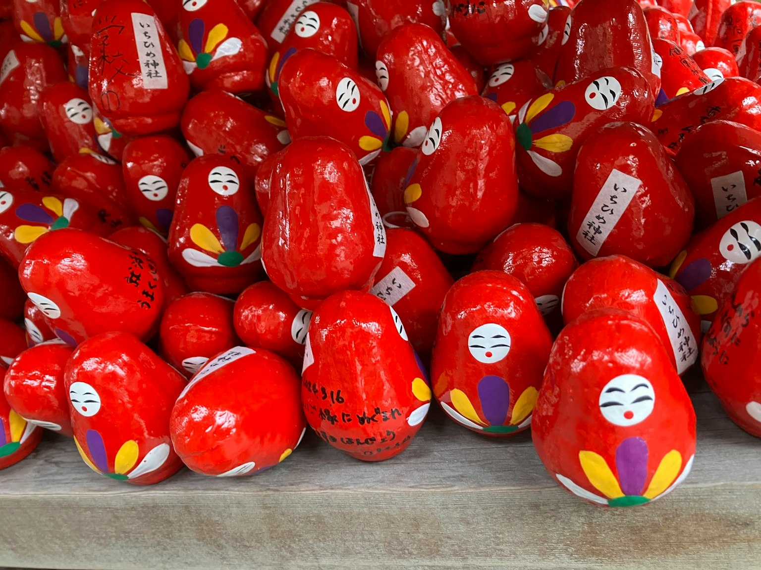 Una collezione di bambole Matryoshka rosse con motivi floreali