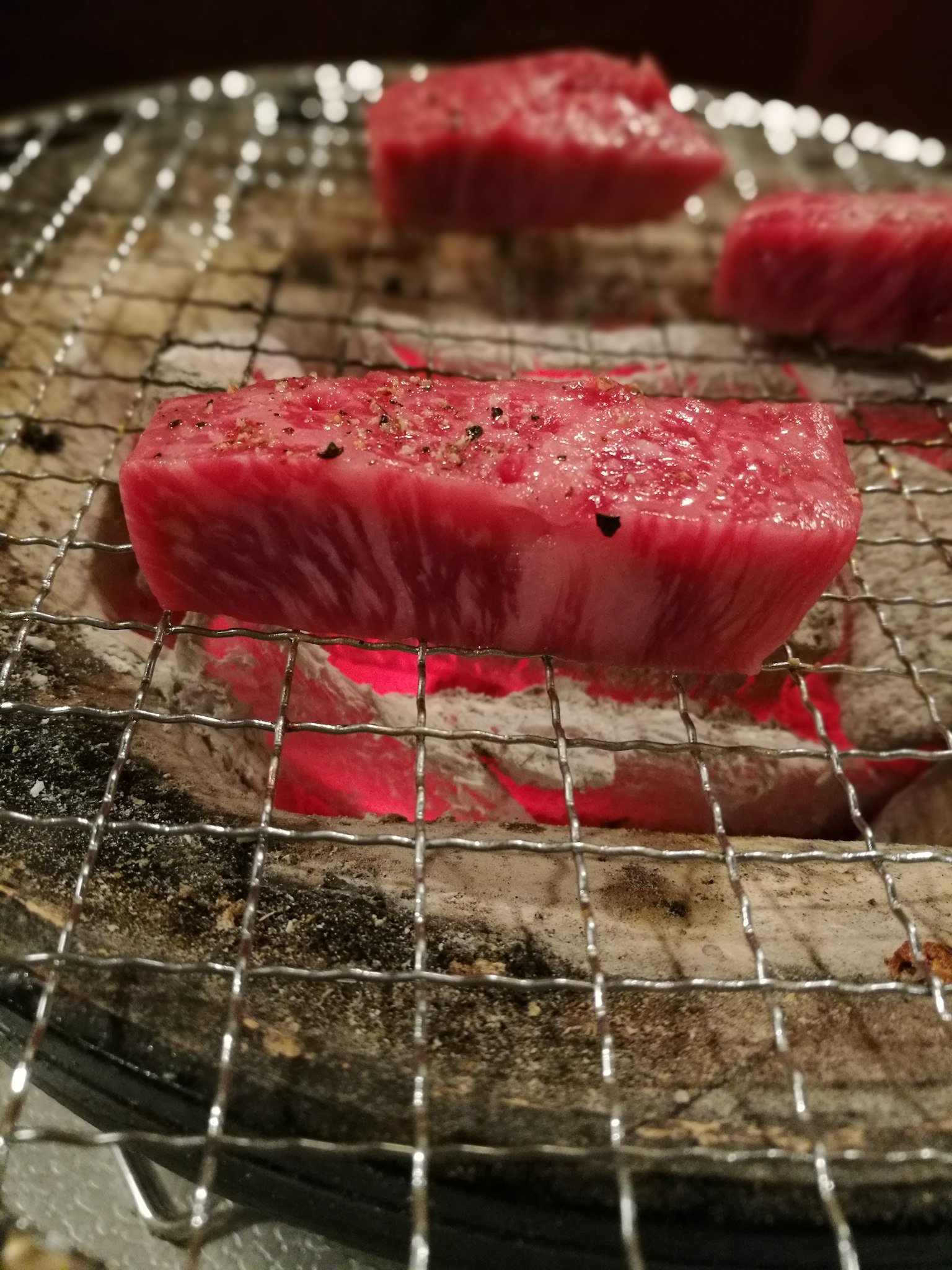 Pezzetti di carne marmorizzata grigliati su una griglia a carbone
