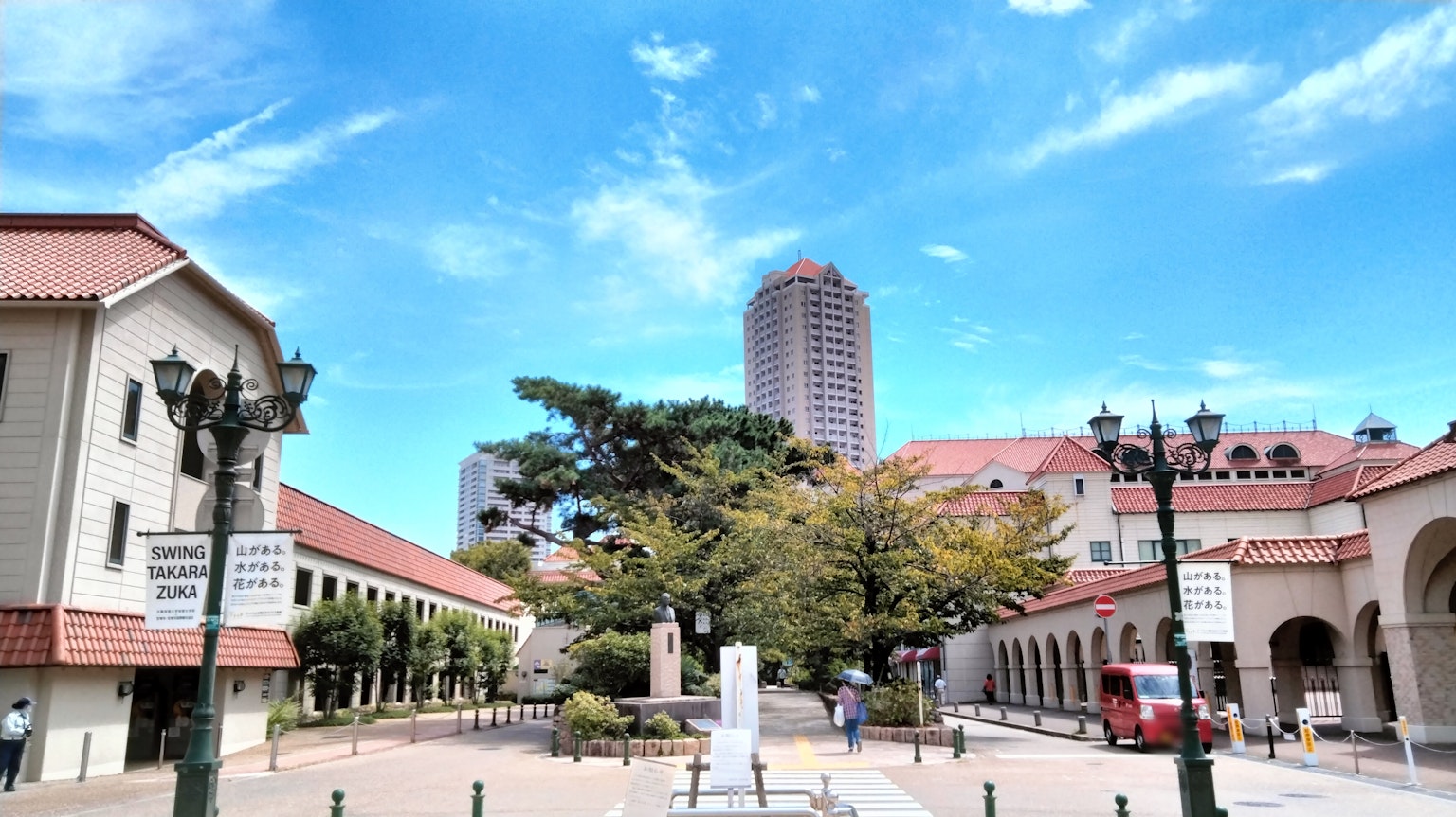 在藍天下現代摩天大樓與歷史建築的景觀