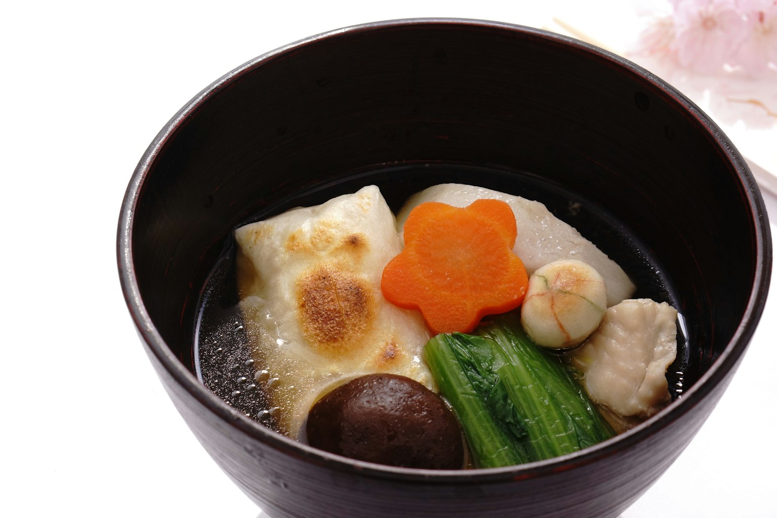 Hidangan Jepang tradisional disajikan dalam mangkuk hitam