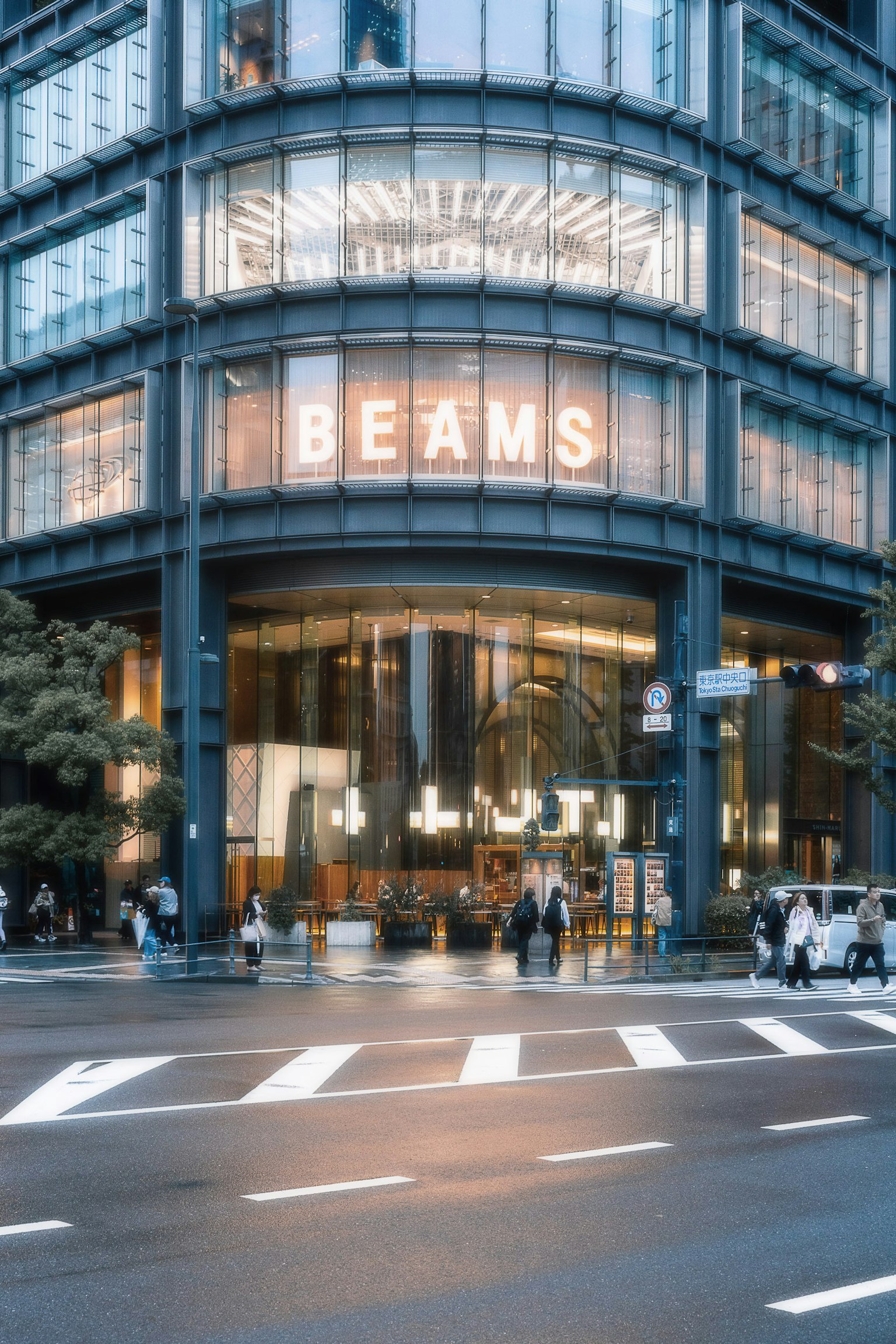 ภายนอกอาคารทันสมัยที่มีป้าย BEAMS และวิวถนน