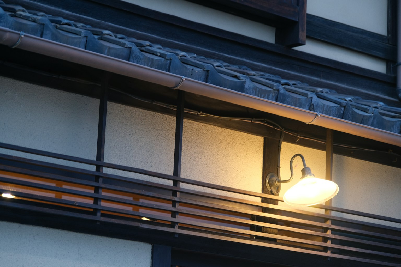 壁挂灯照亮传统日本房屋外观