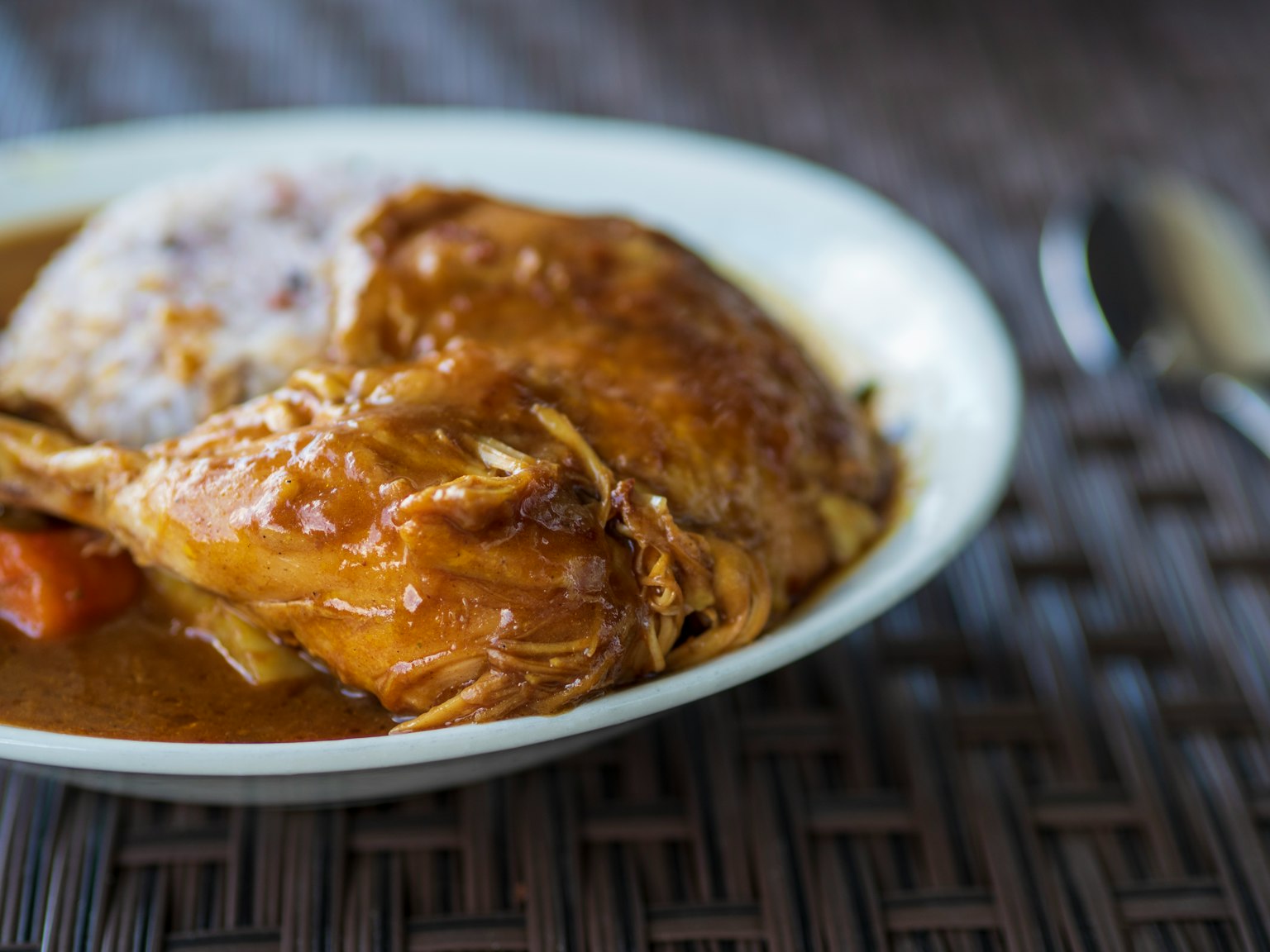 Piatto di pollo teriyaki con riso e salsa