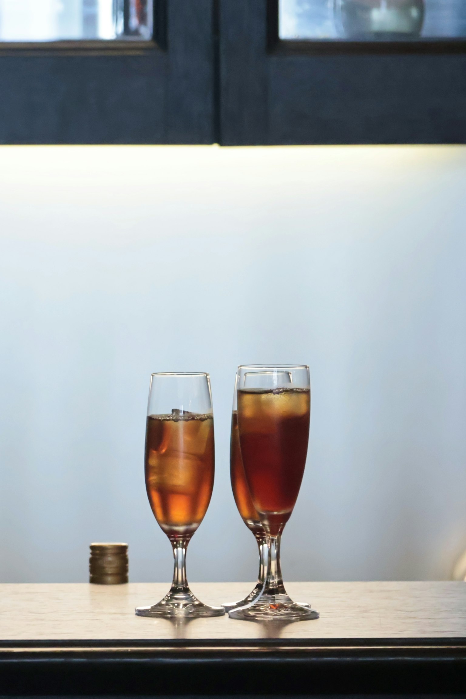 Zwei Gläser Eistee auf einem Tisch