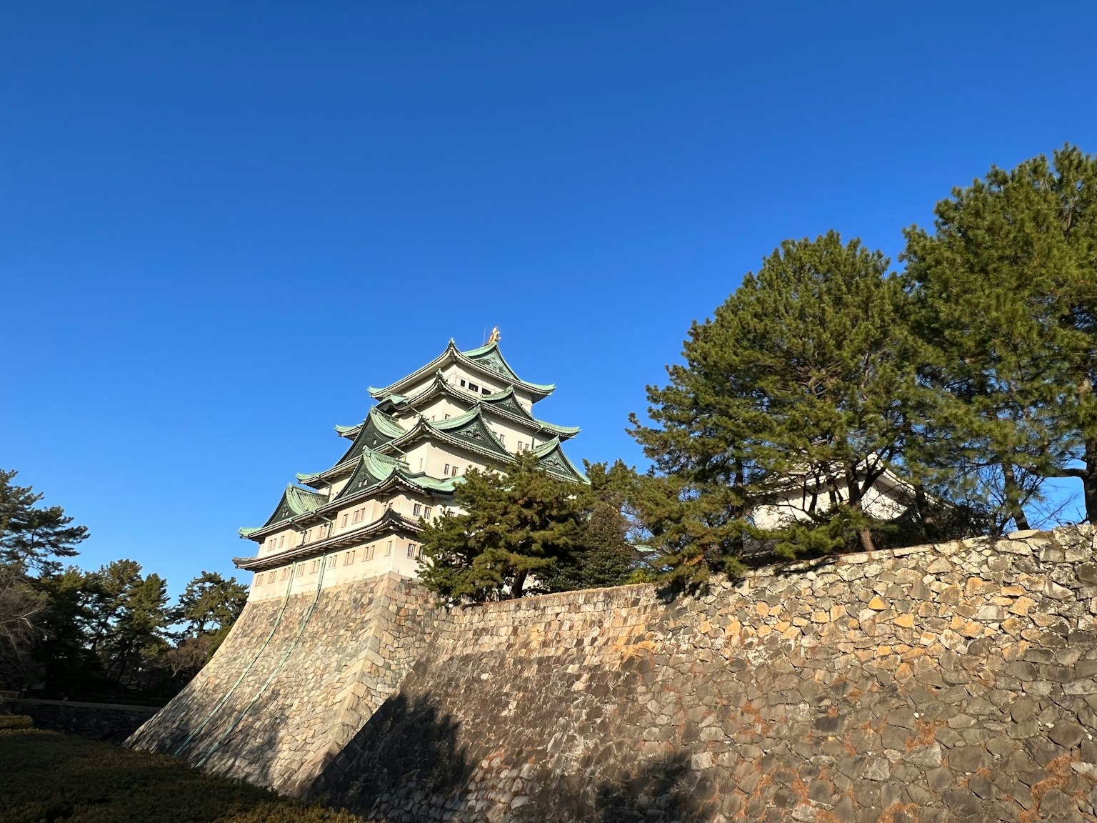 Kastil Jepang dengan arsitektur khas di bawah langit biru cerah