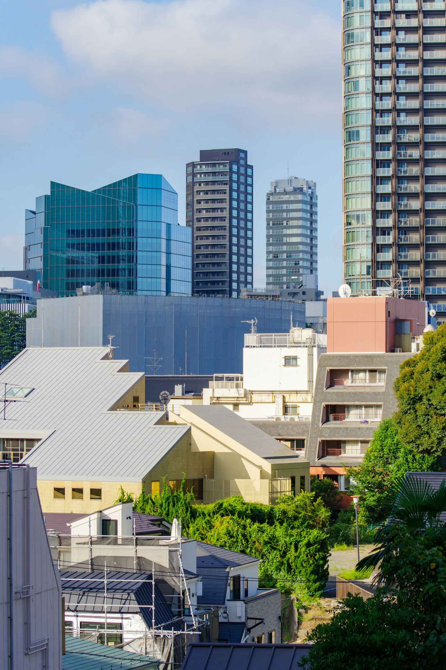城市天際線，現代建築與綠色樹木