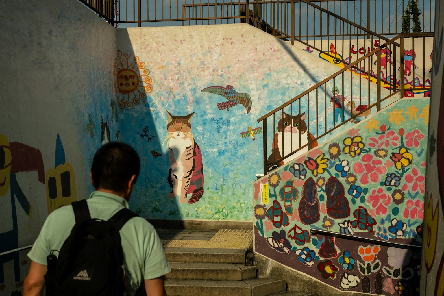 Nghệ thuật graffiti đầy màu sắc trên tường cầu thang với một người đang đi bộ