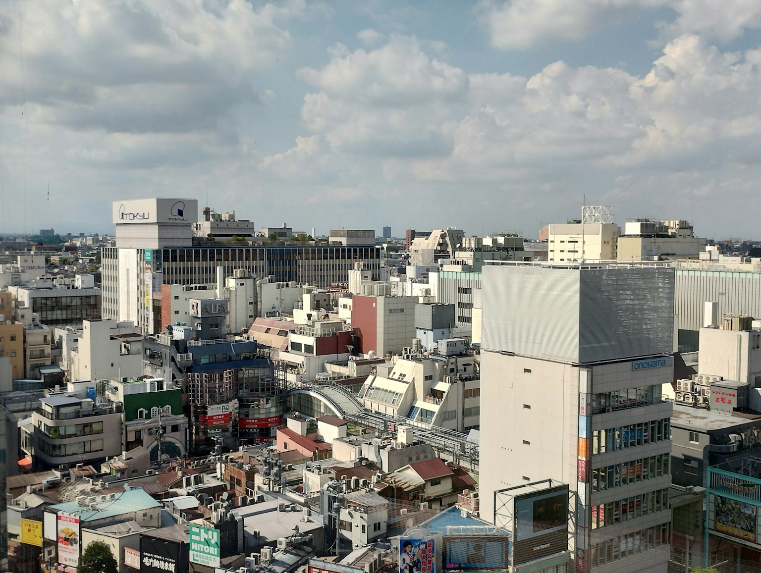 Paysage urbain avec divers bâtiments et ciel vaste