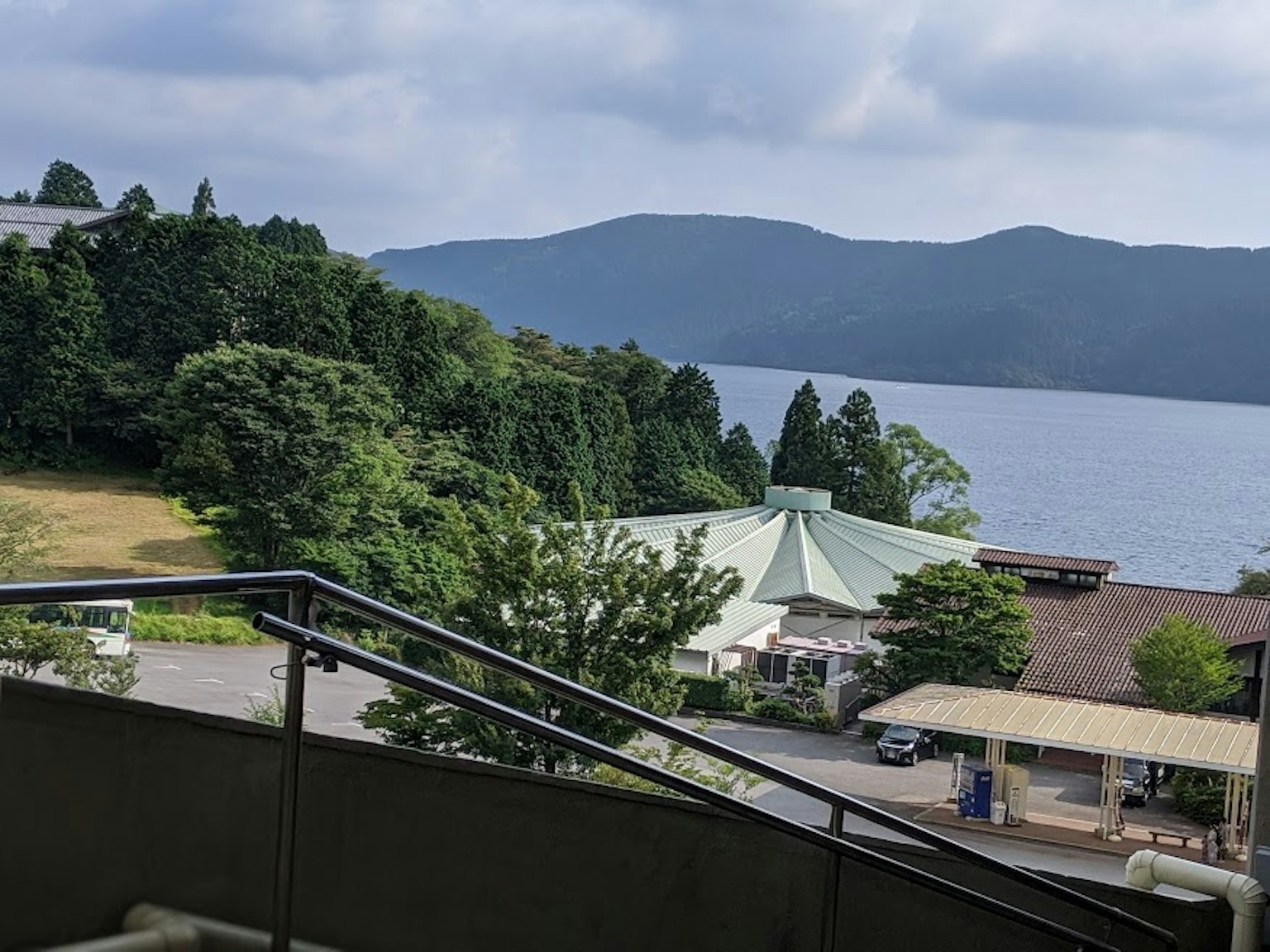 湖泊的風景，背景是郁郁蔥蔥的山脈