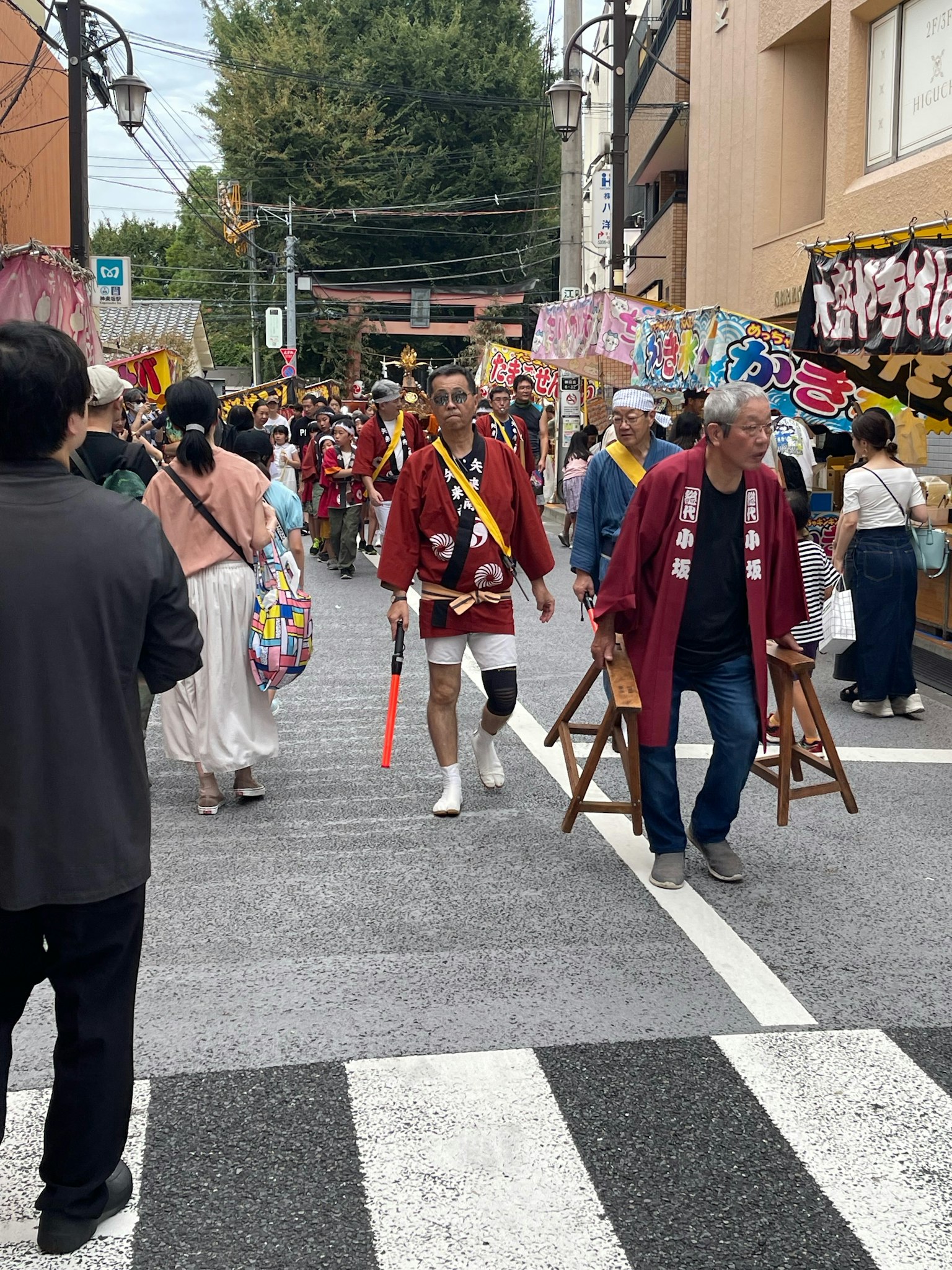 Scena vivace di persone in abiti da festival che camminano per strada