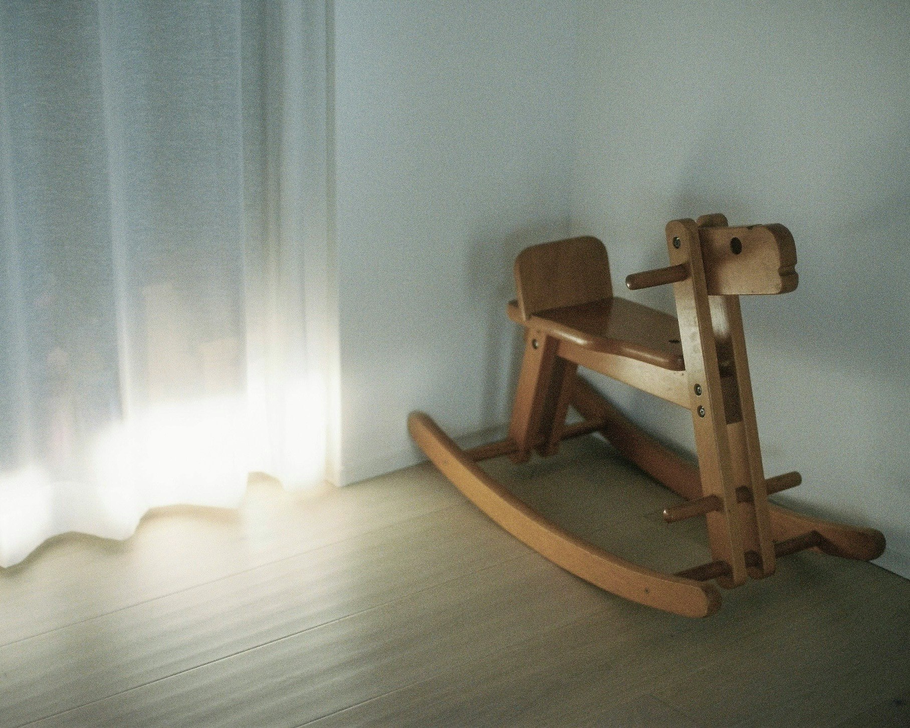 Holz-Schaukelpferd und Schaukelstuhl im Innenraum